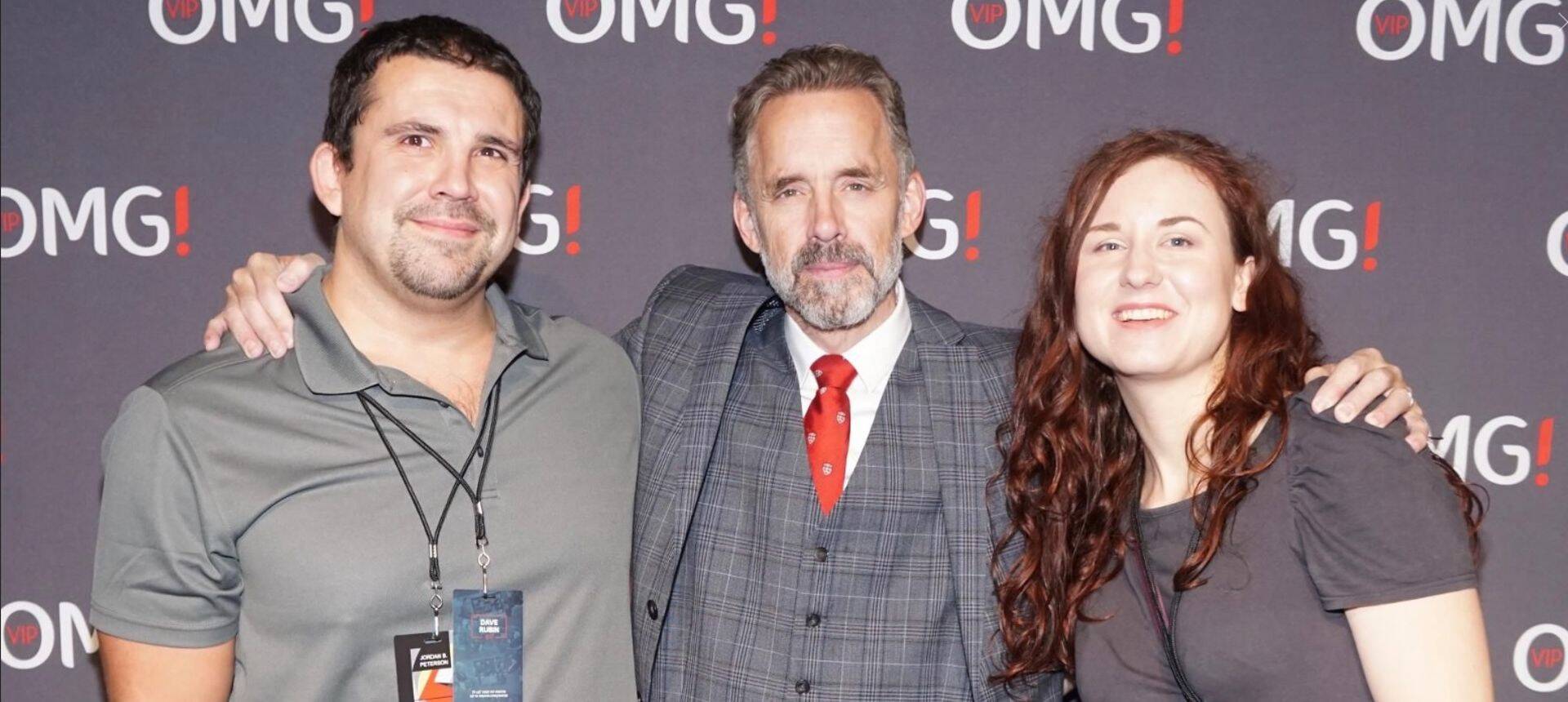 Vasakul artikli autor Mihkel Kunnus, keskel „Tähenduse teejuhtide“ autor Jordan Peterson ning paremal raamatu eesti keelde tõlkinud Kärt Kunnus.