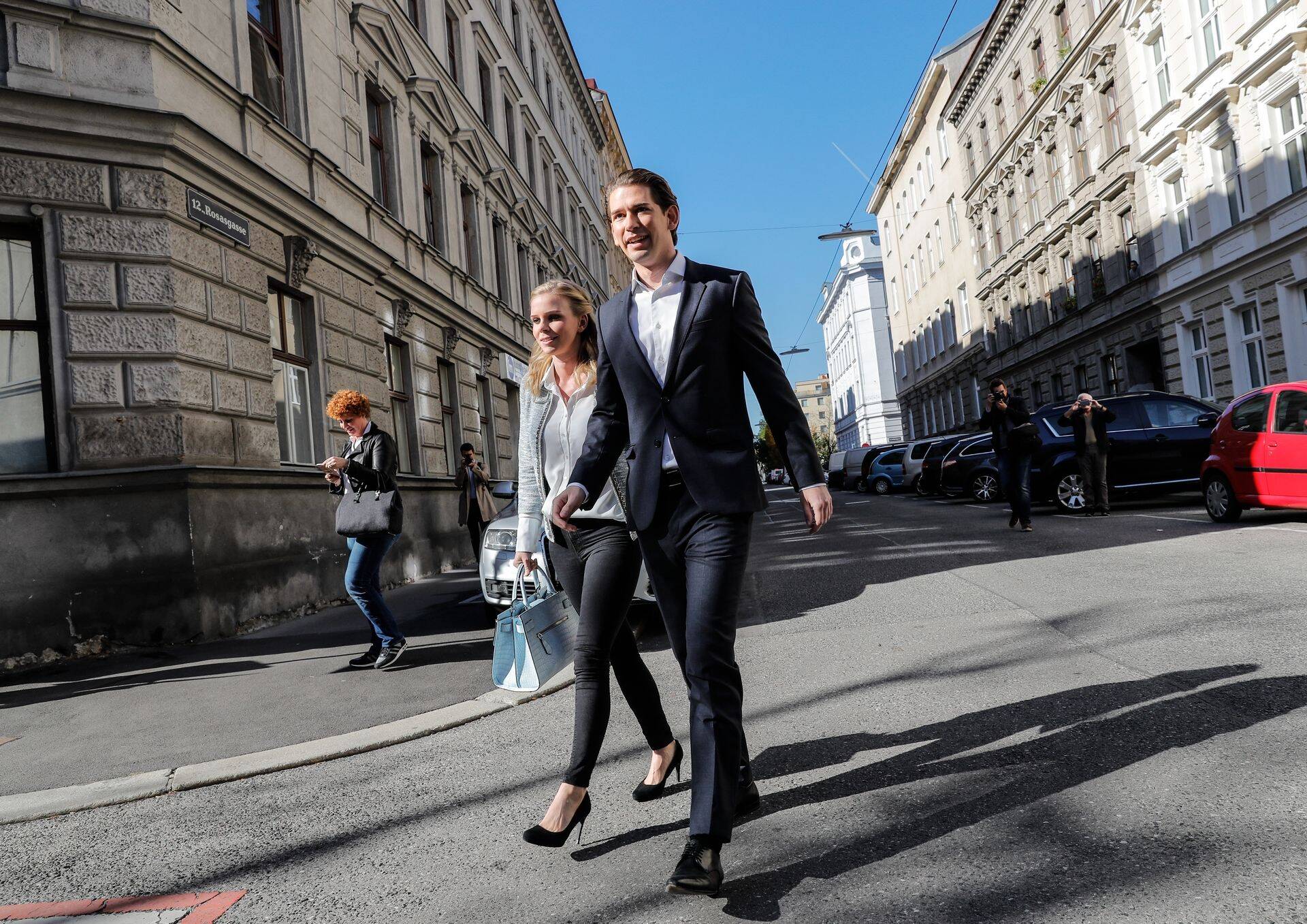 Saksa välisminister ja ÖVP liider Sebastian Kurz ühes tüdruksõbraga valima minemas.
