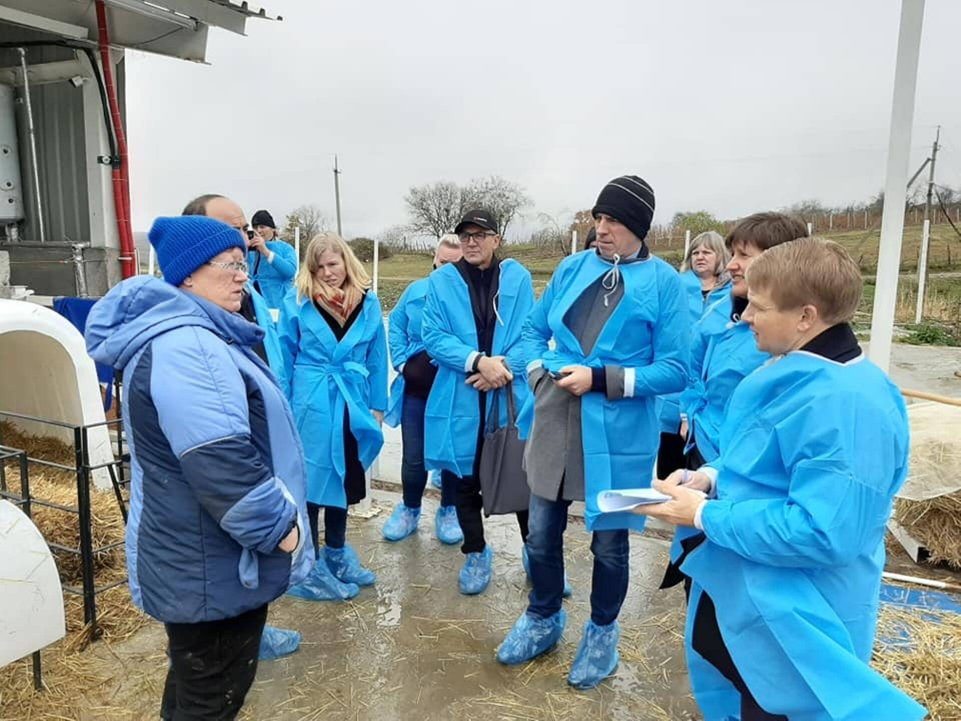 Kolme riigi esindajatest koosnev delegatsioon tutvus Gruusias ka sellel aastal avatud ja tootmist laiendava kaasaegse piimatootmisettevõttega Valge Farm.