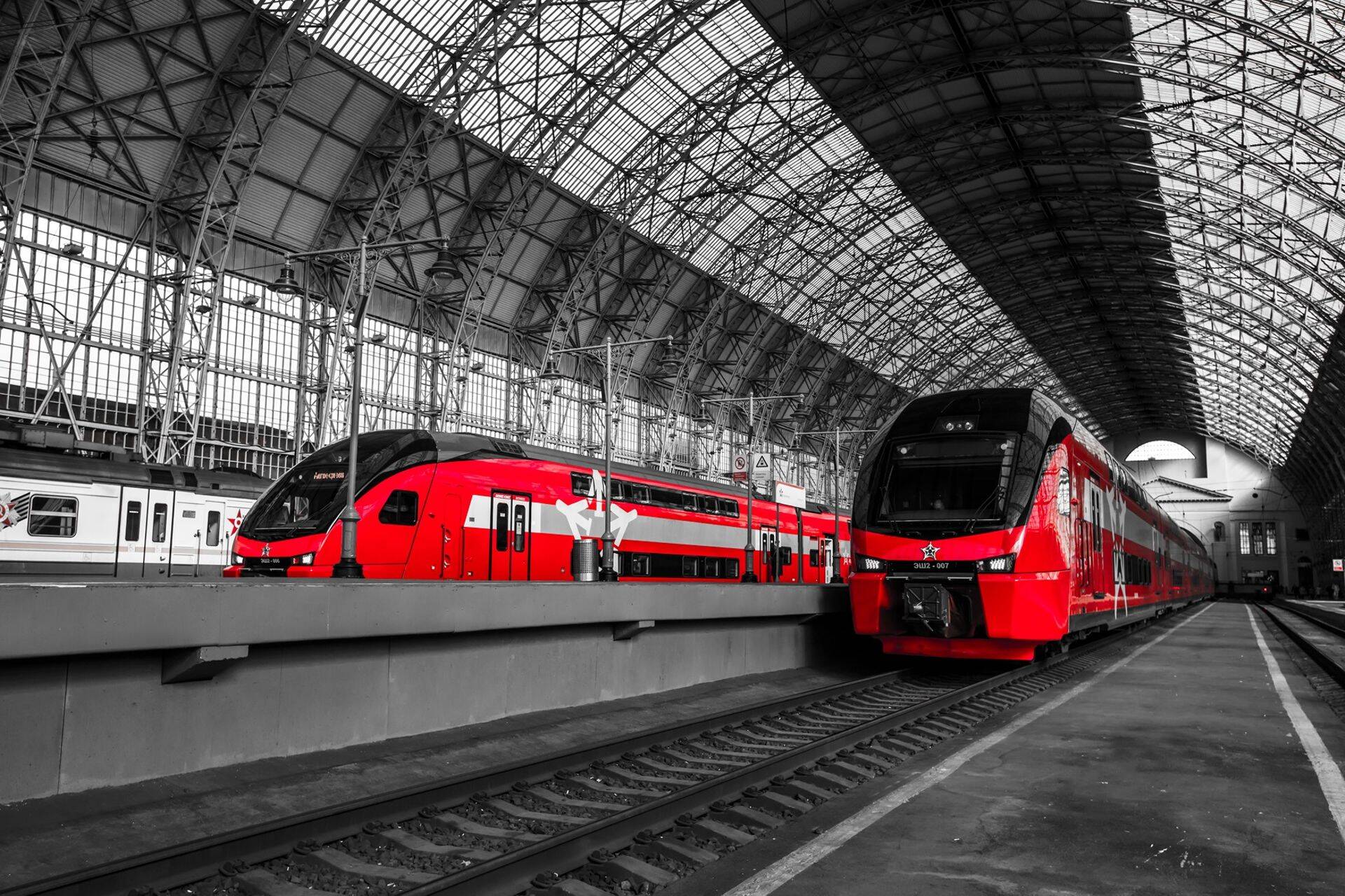 «Аэроэкспресс» хорошо знаком всем, кто прилетает в Москву – на его скоростных электричках из Внуково, Домодедово и Шереметьево можно доехать до центра столицы. Компания на треть принадлежит гражданке Эстонии Татьяне Ликсутовой и обслуживает господряды департамента, возглавляемого ее бывшим мужем.