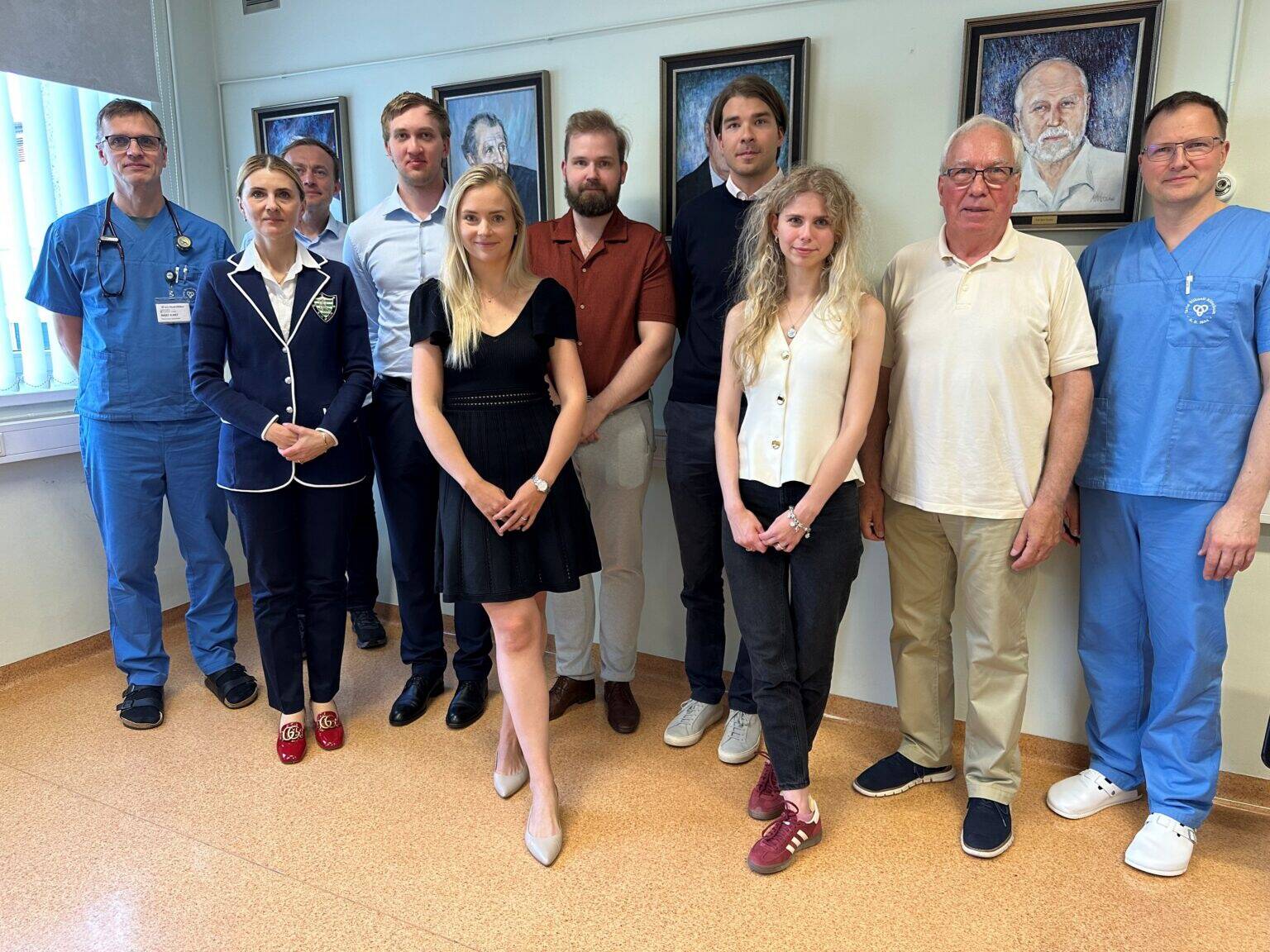 Keskel on noored residendid kolleegide seas.