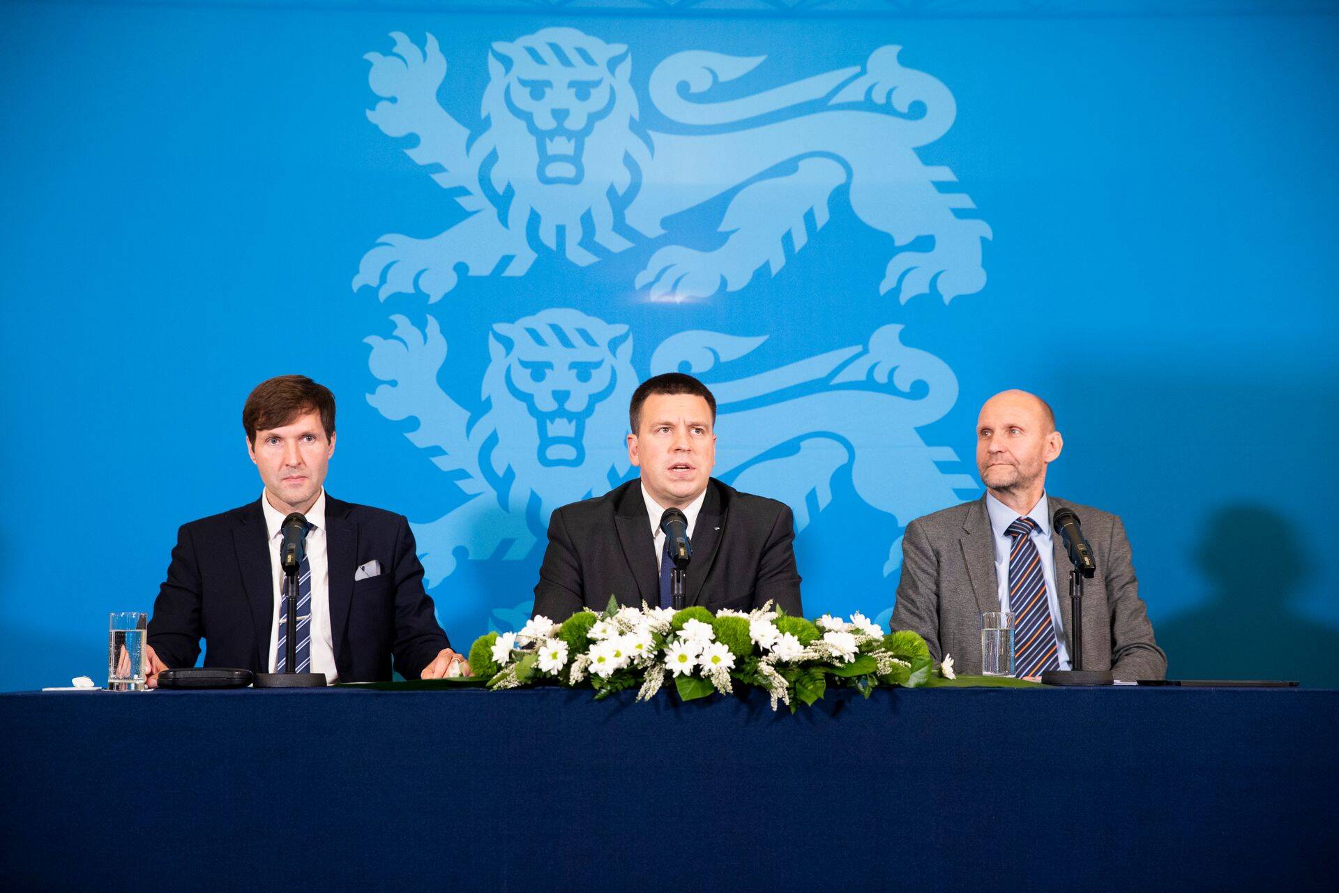 EKRE, Keskerakonna ja Isamaa koalitsioonileppesse surus seaduse Isamaa esimees Helir-Valdor Seeder (paremal). Pildil on veel EKRE esimees Martin Helme (vasakul) ja Keskerakonna juht Jüri Ratas (keskel).