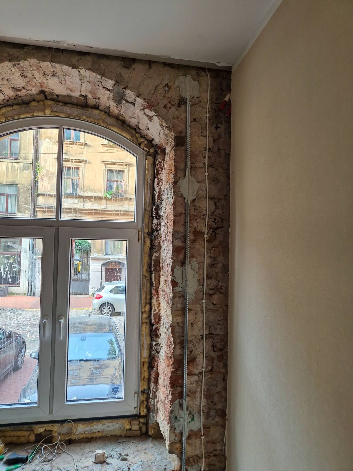 RENOVE on mõeldud tellistest või looduskivist välisseinte soojustamiseks seestpoolt juhul, kui maja fassaad tuleb säilitada ja seinte väljastpoolt soojustamine ei ole lubatud. (Fotogalerii: bauroc)