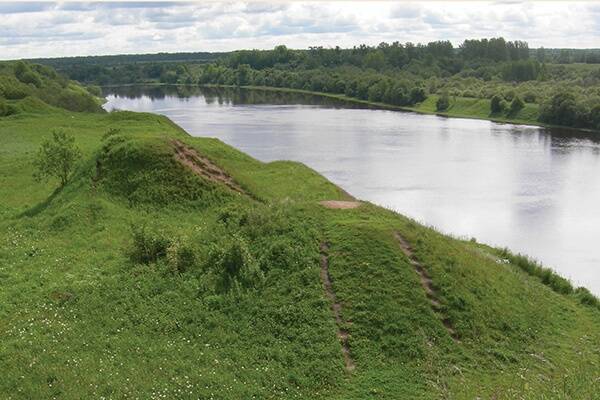 Viikingiaja matmispaik Staraja Ladogas  — Volhovi jõe ääres. © Wikimedia commons