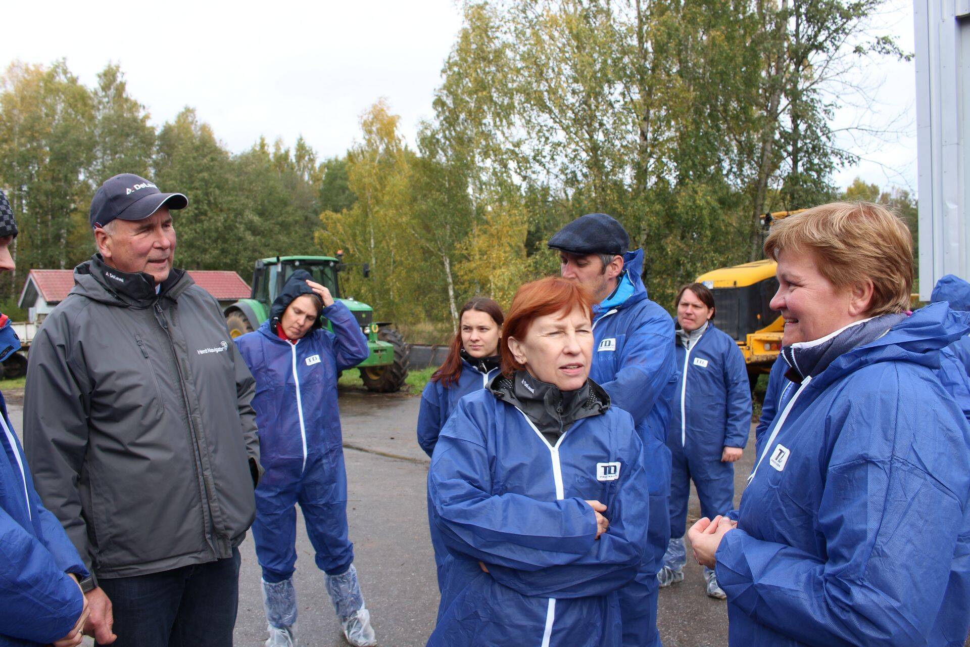 Avo Samarüütel oma farmikompleksi näitamas