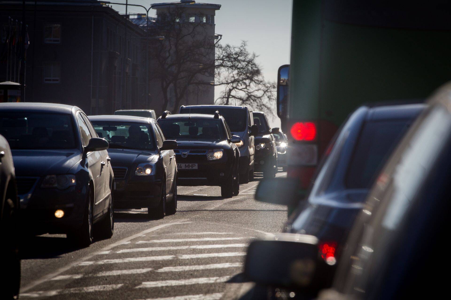 Tallinna transpordiameti liikluskorralduse osakonna juhataja Talvo Rüütelmaa on käinud välja idee kahetasandilistest teedest Tallinnas ummikute vähendamiseks.