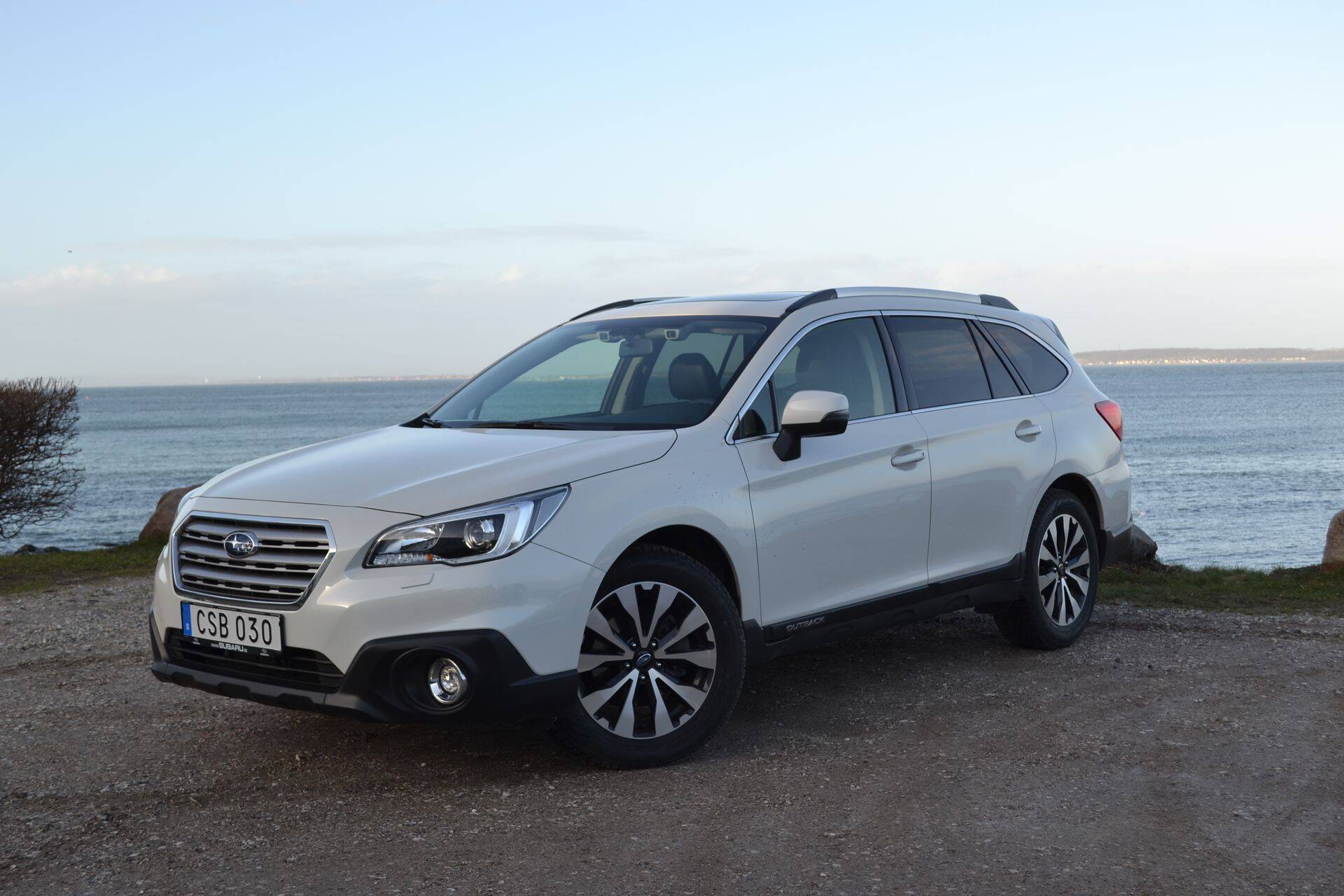 Экстерьер Subaru Outback простоват, но несмотря на крупные габариты автомобиль не выглядит массивным.