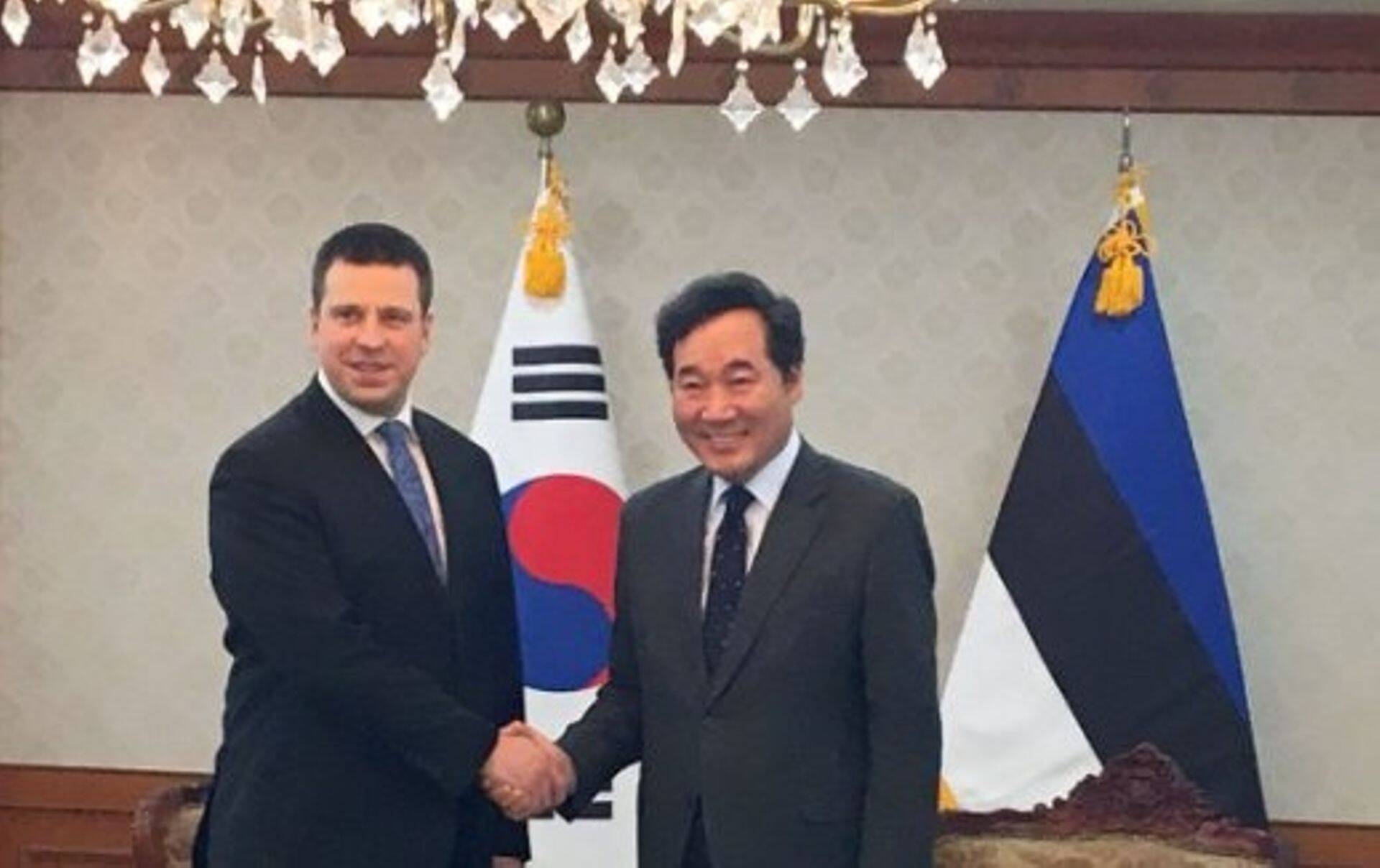 Peaminister Jüri Ratas Lõuna-Korea kolleegi Lee Nak-yeoniga.