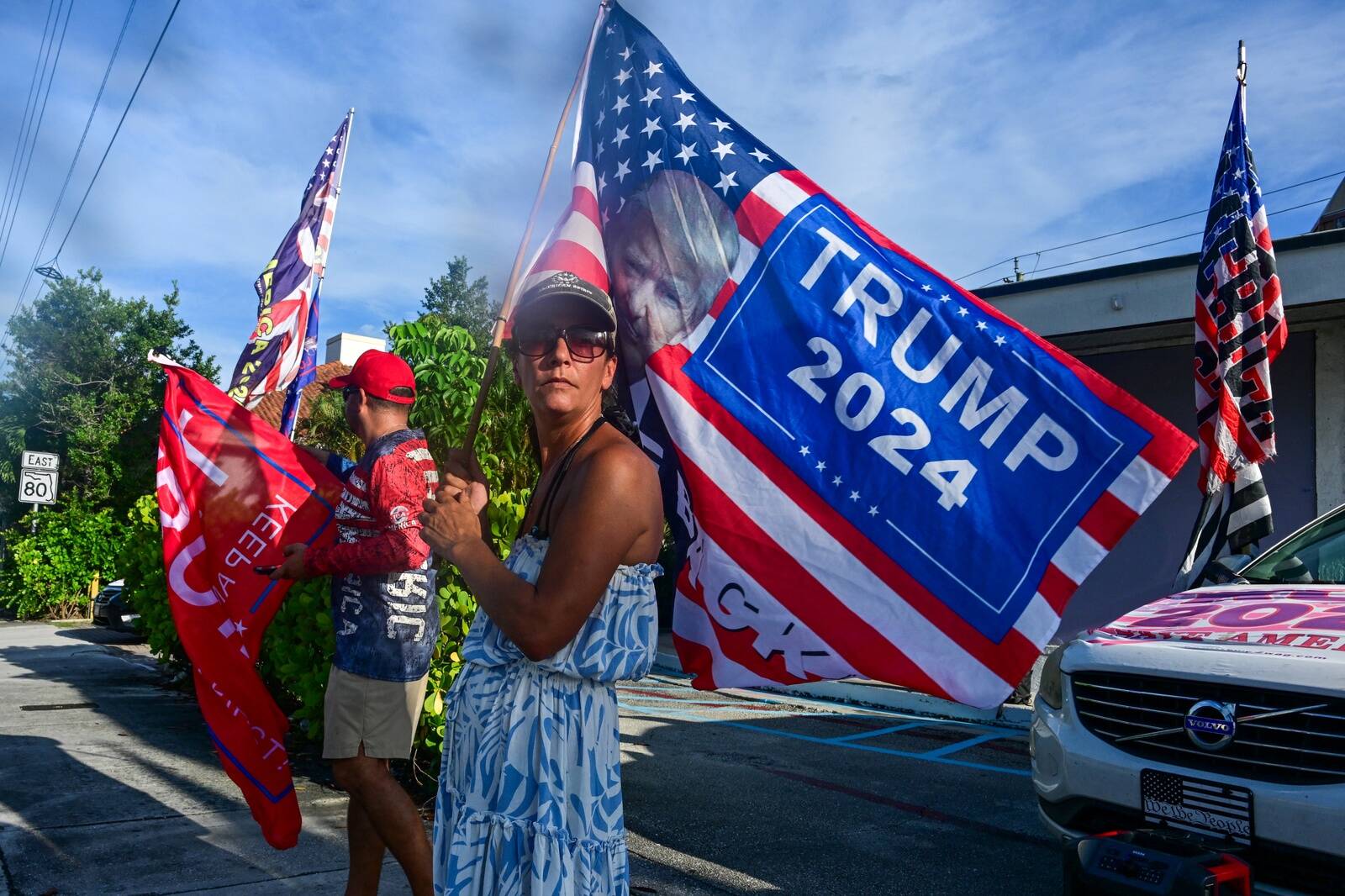 Сторонники Трампа собрались после предполагаемой попытки покушения.
