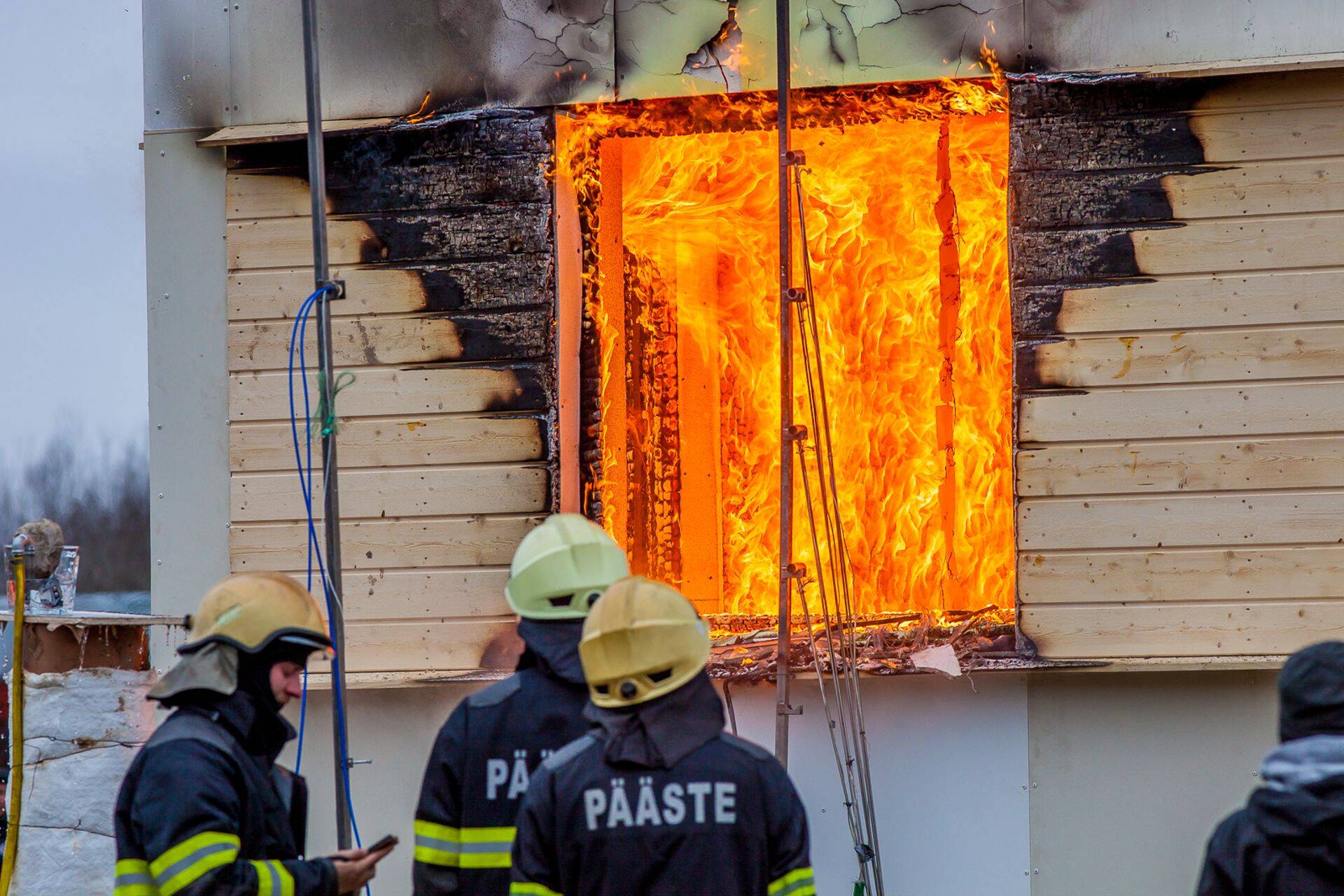 Ristkihtliimpuidust hoone tulekatse