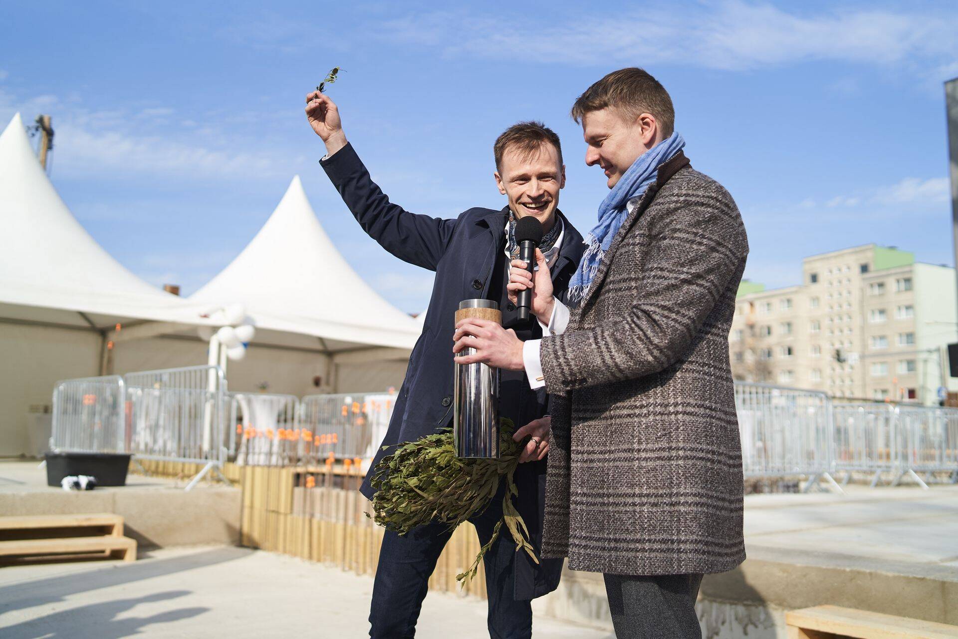 Hausers Grupi juhatuse esimees Madis Mägi asetas ajakapslisse tükikese saunavihast.