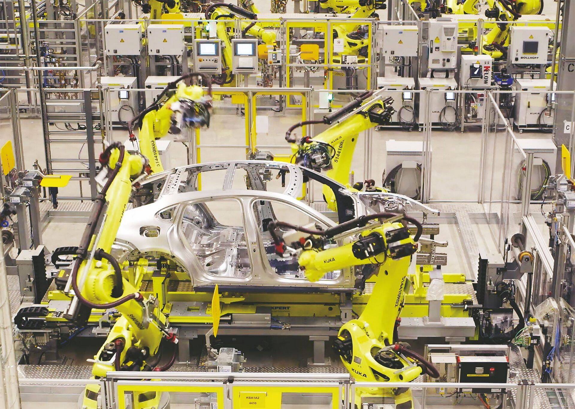 Porsche tehased on küll väga automatiseeritud, ent näiteks klientide erisoovid eeldavad veel ka mõningast käsitööd.