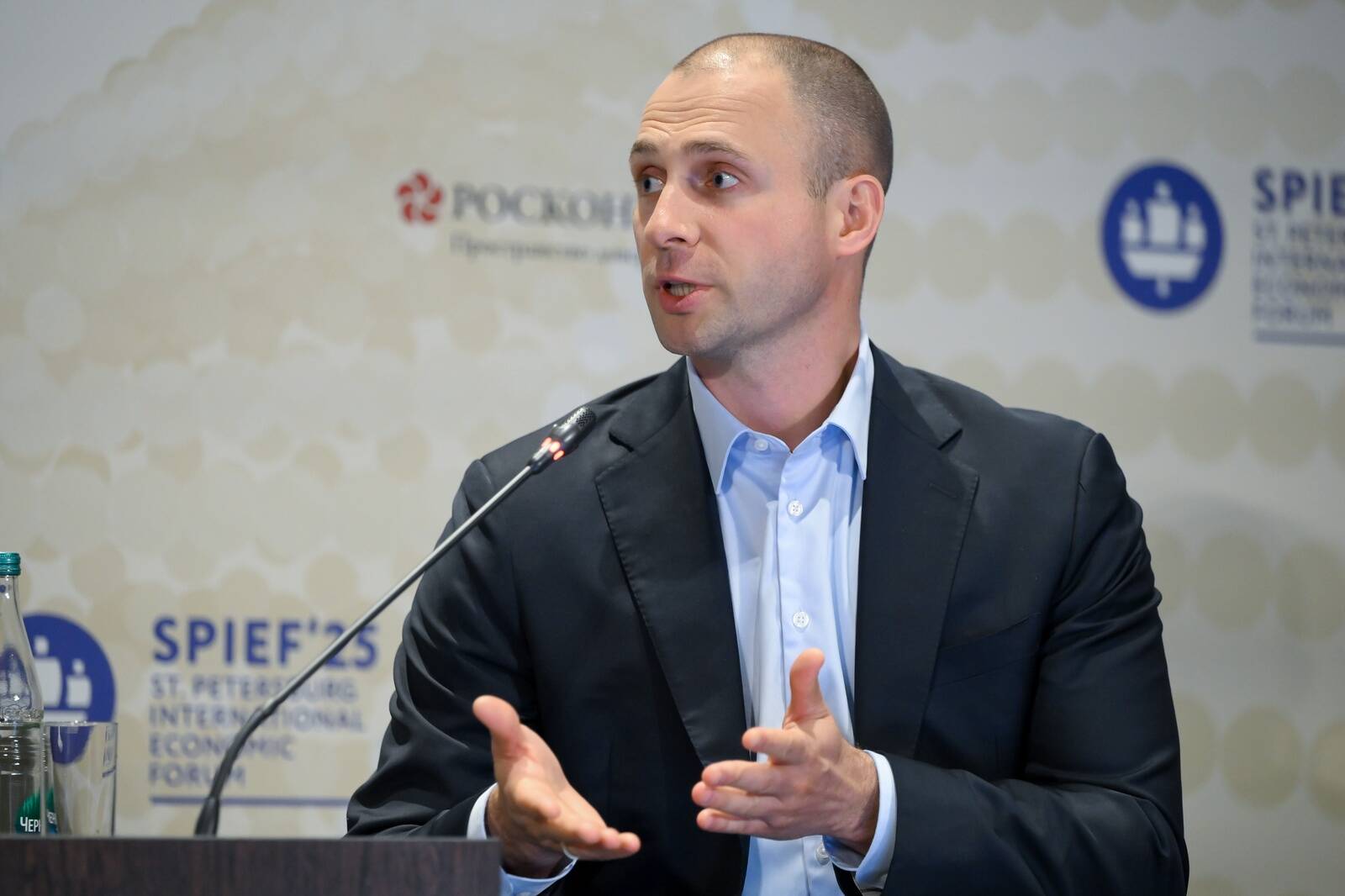 Глава «ВКонтакте» Владимир Кириенко готовится запустить денежные переводы внутри российского мессенджера MAX.