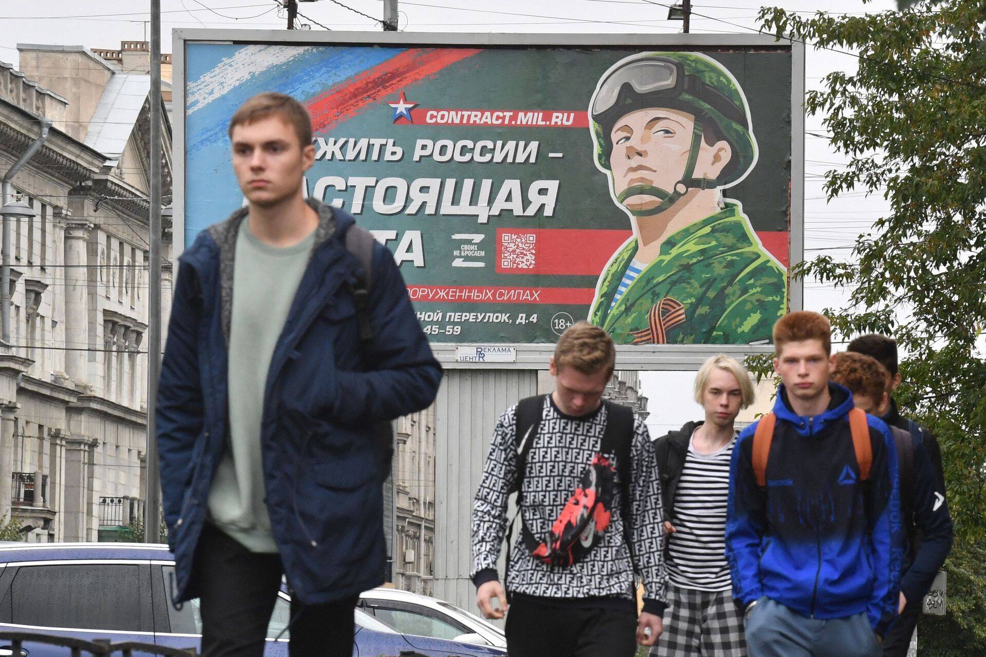 "Teenida Venemaad - see on tõeline töö!" ütleb propagandaplakat Peterburi tänaval.