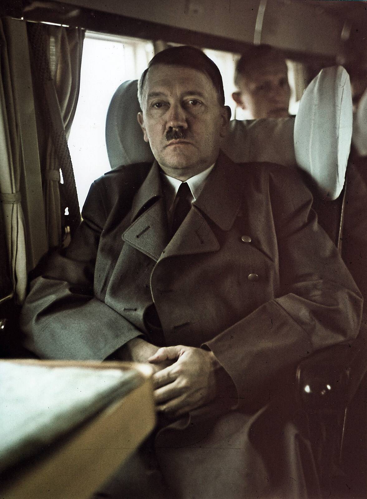 Hitleri lennukite arv kasvas aja jooksul 13ni ja neid kutsuti füüreri eskadrilliks. Hitleri lennuki nimi oli alati Immelmann ja selle number D-2600.