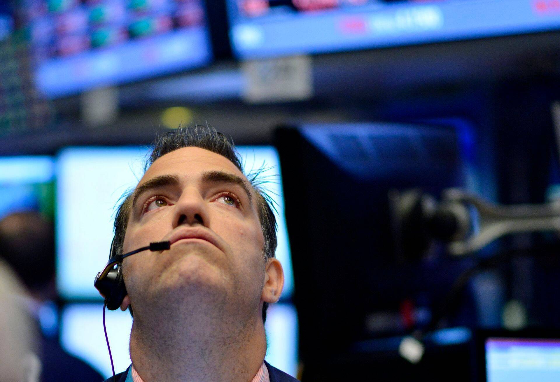 Maakler New Yorgi börsil jälgimad aktsiate kukkumist.