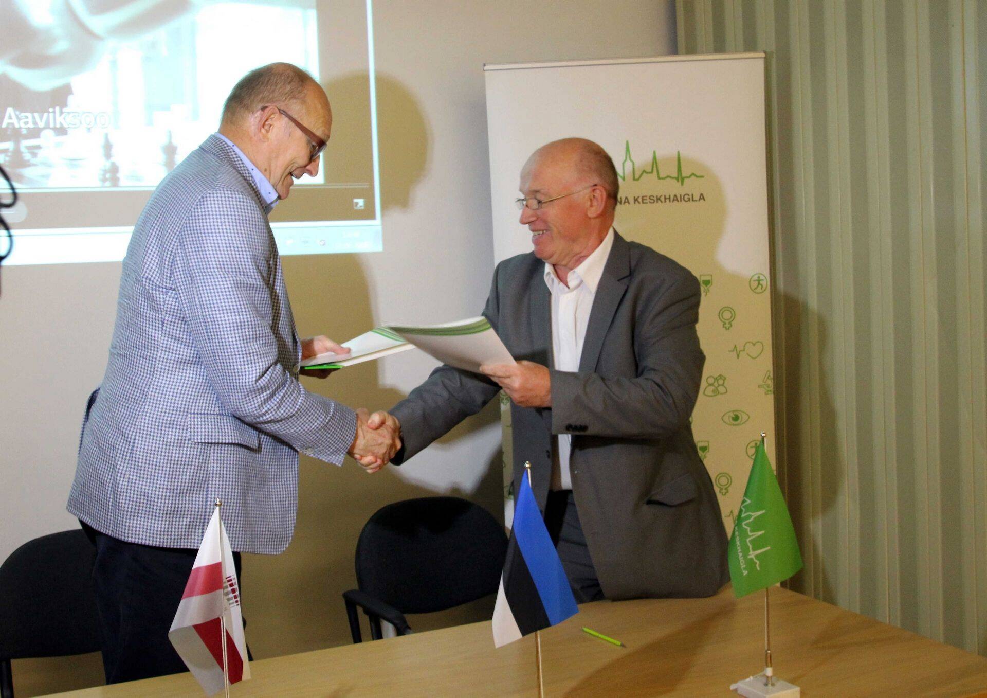 TTÜ rektor Jaak Aaviksoo ja ITK juht Ralf Allikvee lepingu allakirjutamisel.