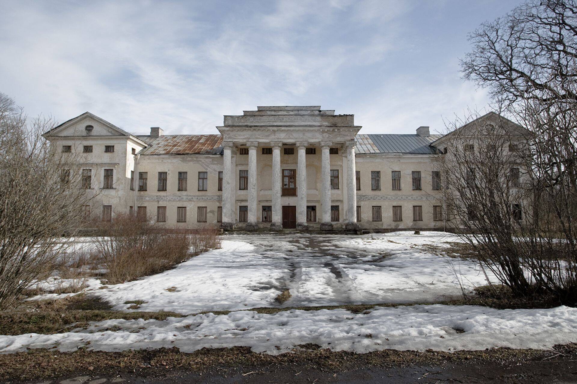 Riisipere mõisa ostis hiljaaegu maaklerite üllatuseks turuhinnaga ASi Plasto omanik Valeri Pärs koos rallisõitjast poja Aigar Pärsiga.