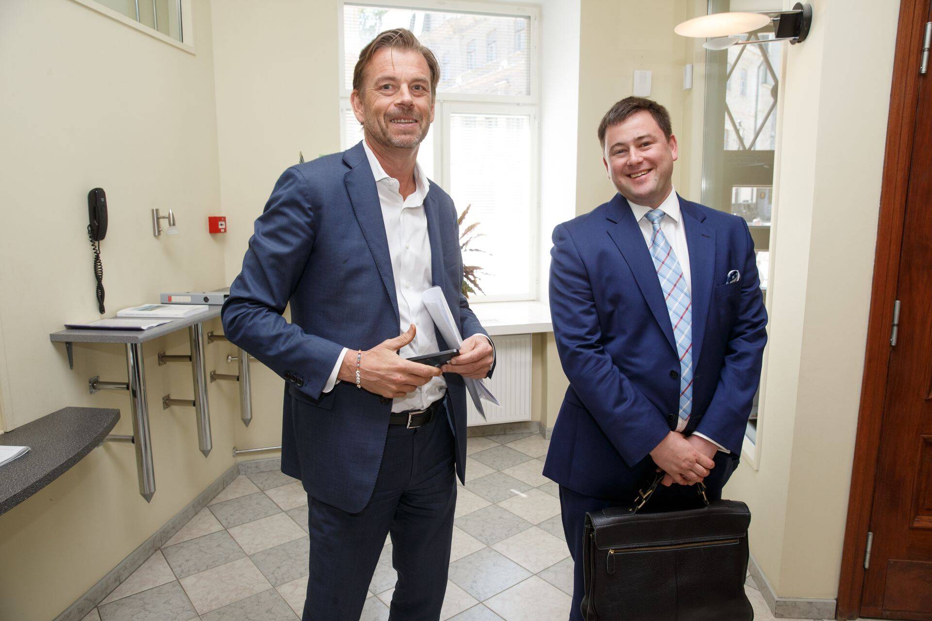 Swedbanki endine juht Michael Wolf (vasakul) on Eestis eelmise ameti tõttu korduvalt käinud, fotol on ta 2015. aastal praeguse Eesti Swedbanki juhi Robert Kitiga.