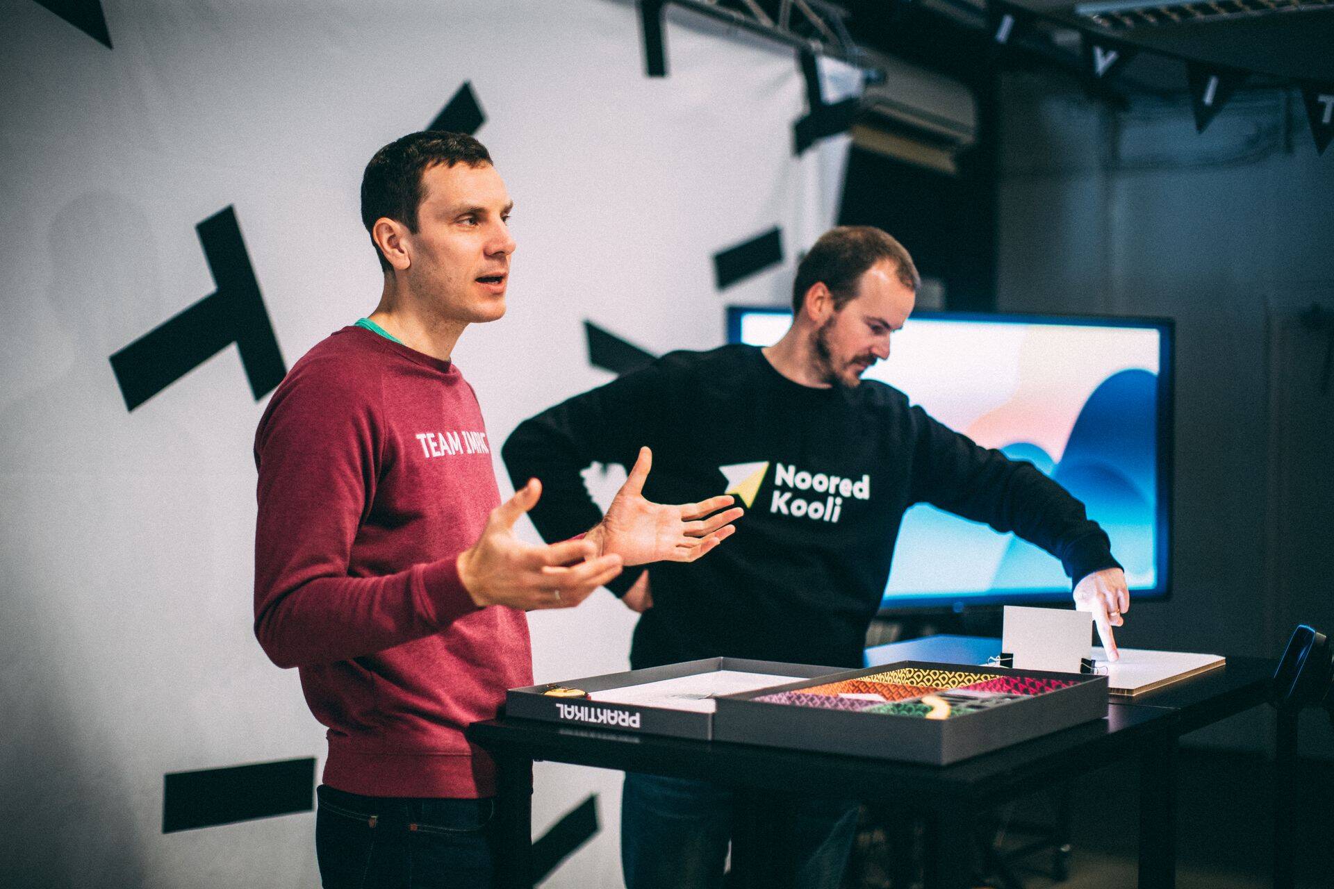 Idufirma investor Martin Villig koos Taavet Hinrikusega füüsikatundi läbi viimas.