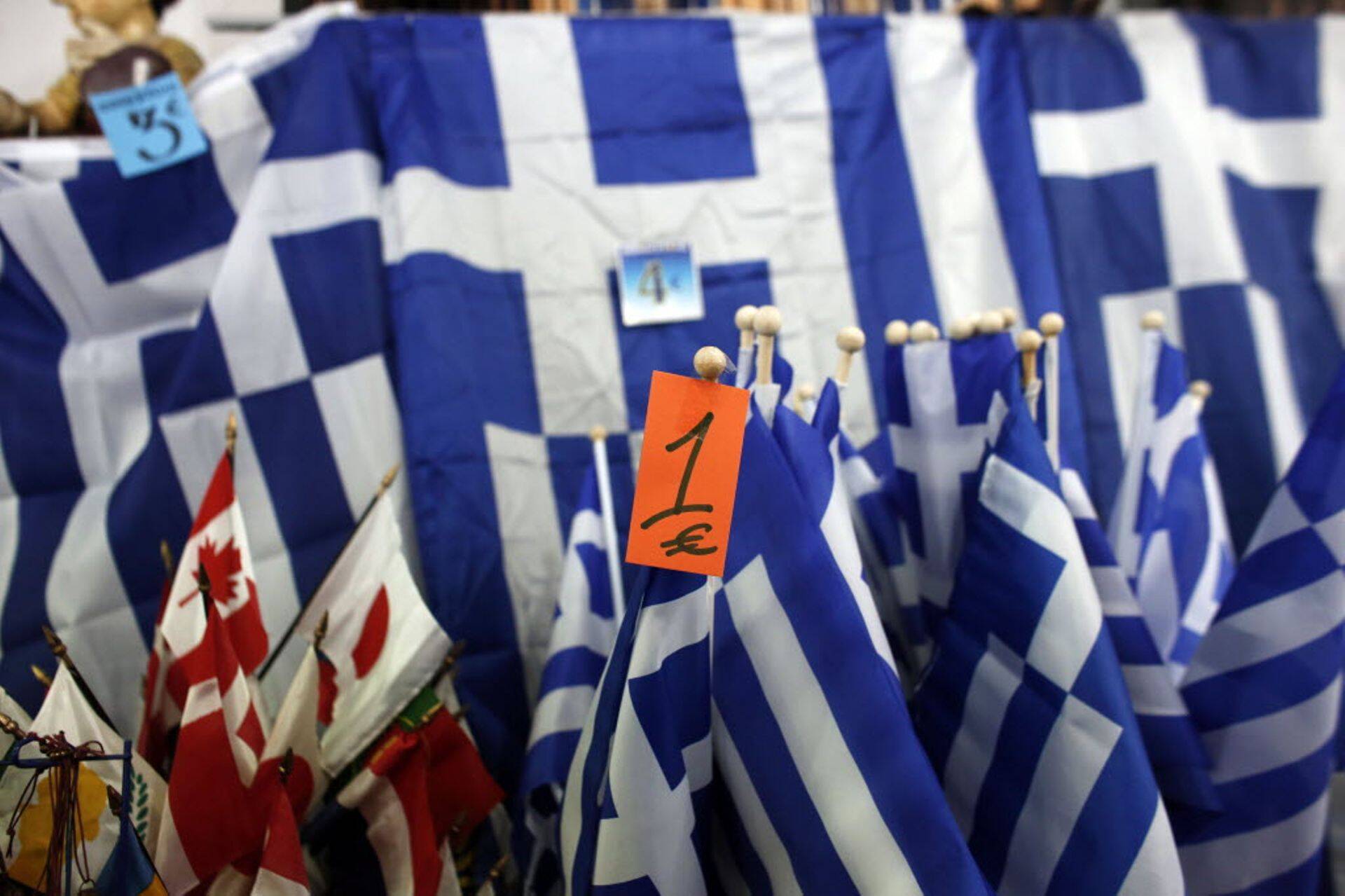 Ühe euroga müügiks olevad Kreeka lipud Ateenas