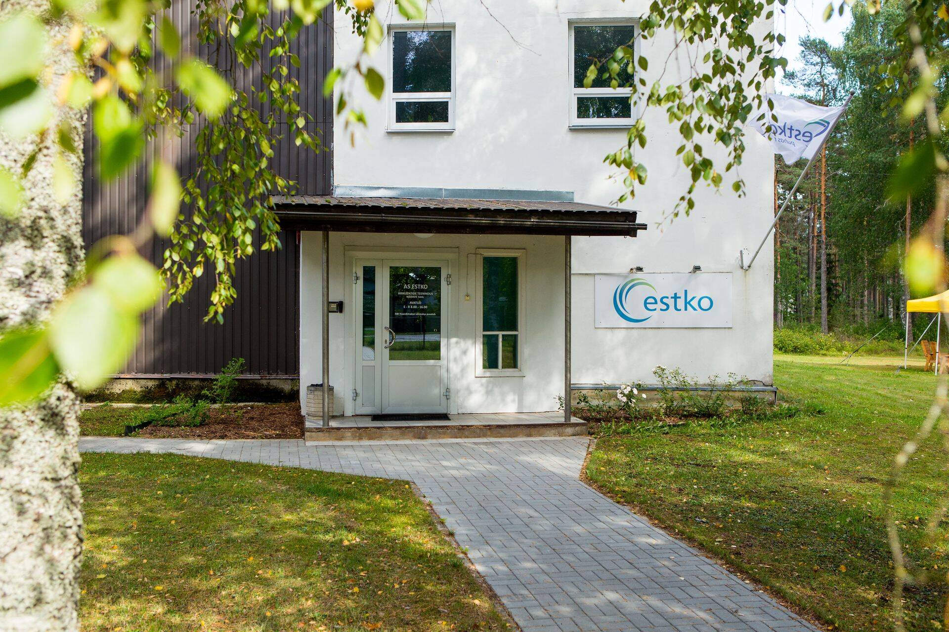 Estko tegutseb looduskaunis kohas Tallinna lähedal Kangru elamurajoonis..