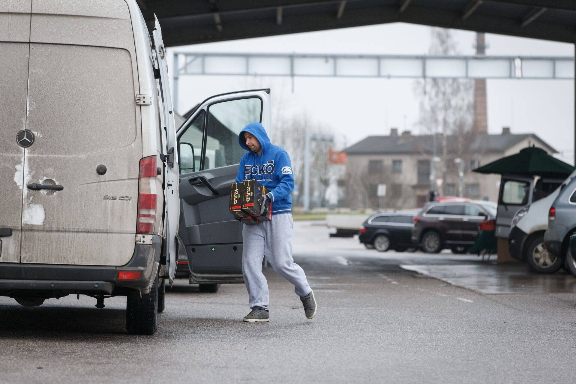 Объем продаж алкоголя в Эстонии снизился на 24%, тогда как в Латвии прибыль от него выросла на 40%