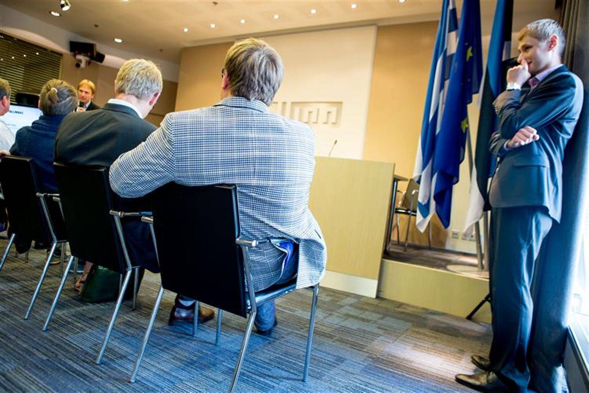 Krossi etteaste ajal jälgib nurgast ajakirjanike reaktsioone kommunikatsioonijuht Mäesalu.