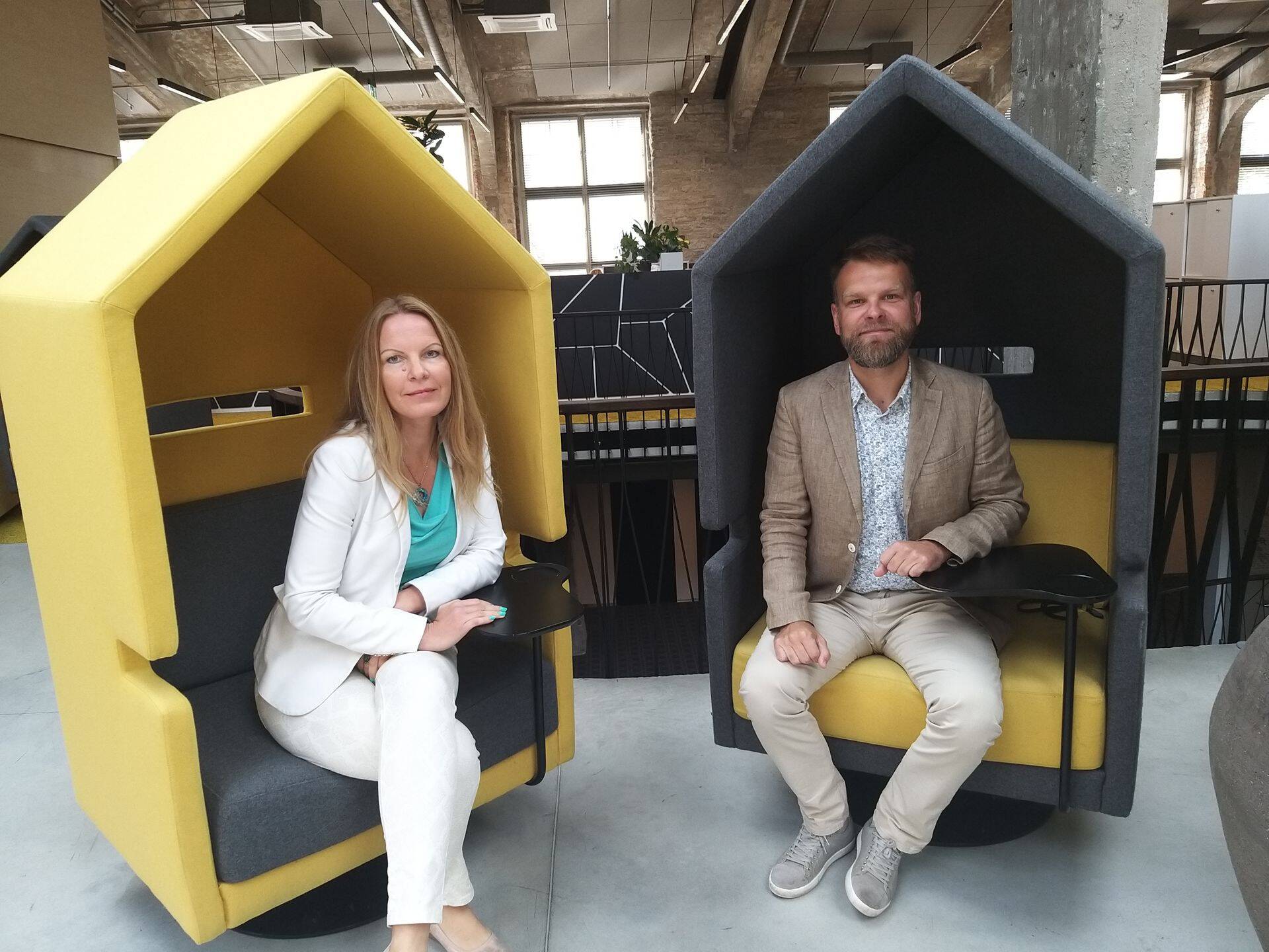 Uus Maa Kinnisvarabüroo äripindade kutseline maakler Aira Veelmaa ja Technopolis Ülemiste juhatuse esimees Gert Jostov.