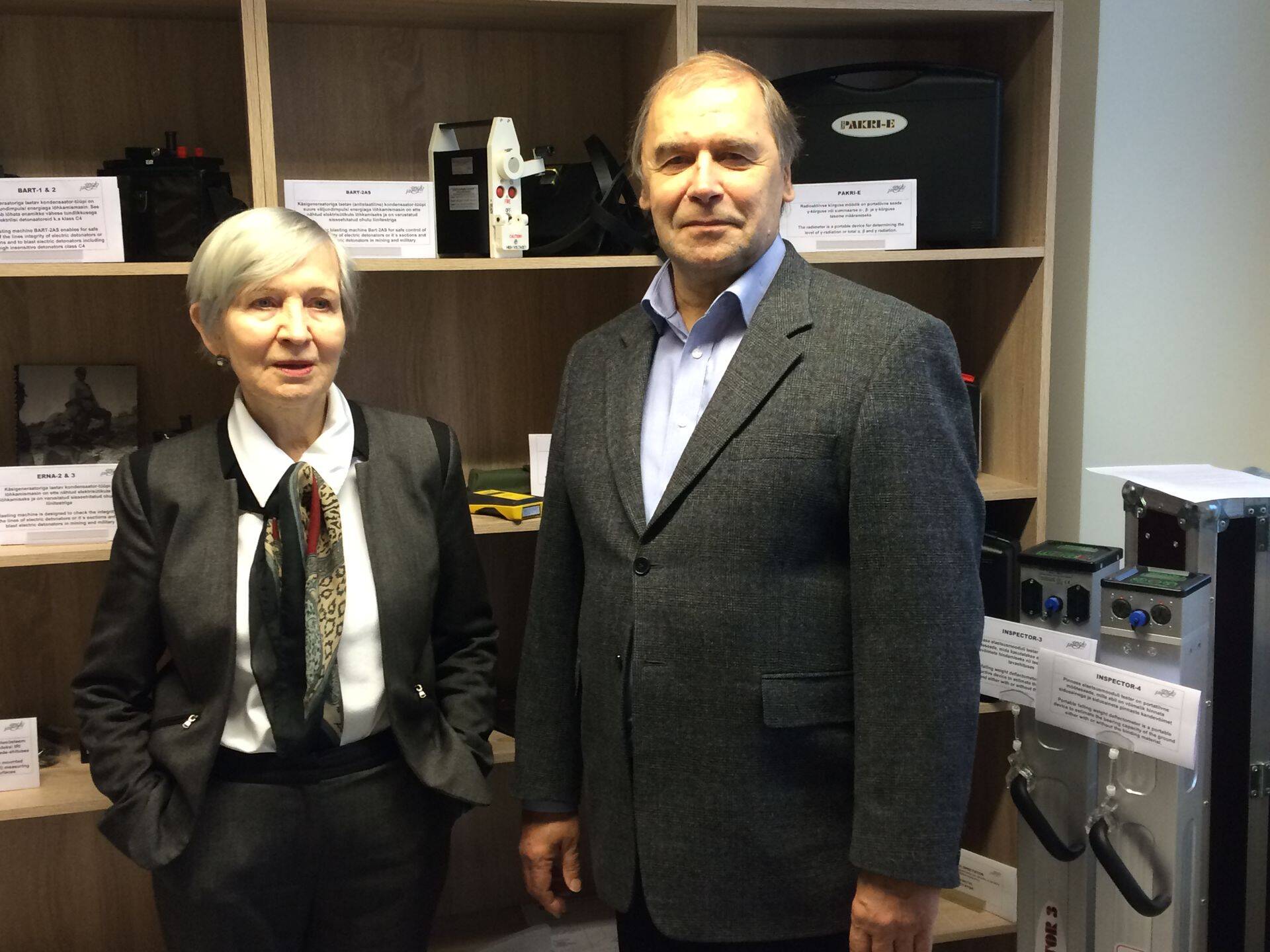 Englo peakonstruktor Toomas Sõmer ja tegevdirektor Karin Punning ettevõtte seadmete väljapaneku ees.