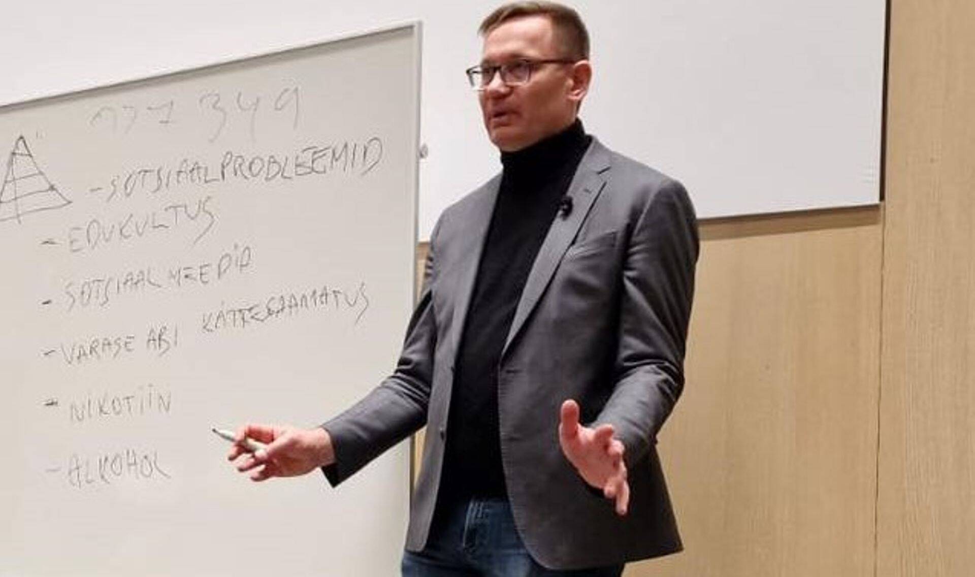 Fotol: tervise- ja tööminister Peep Peterson.