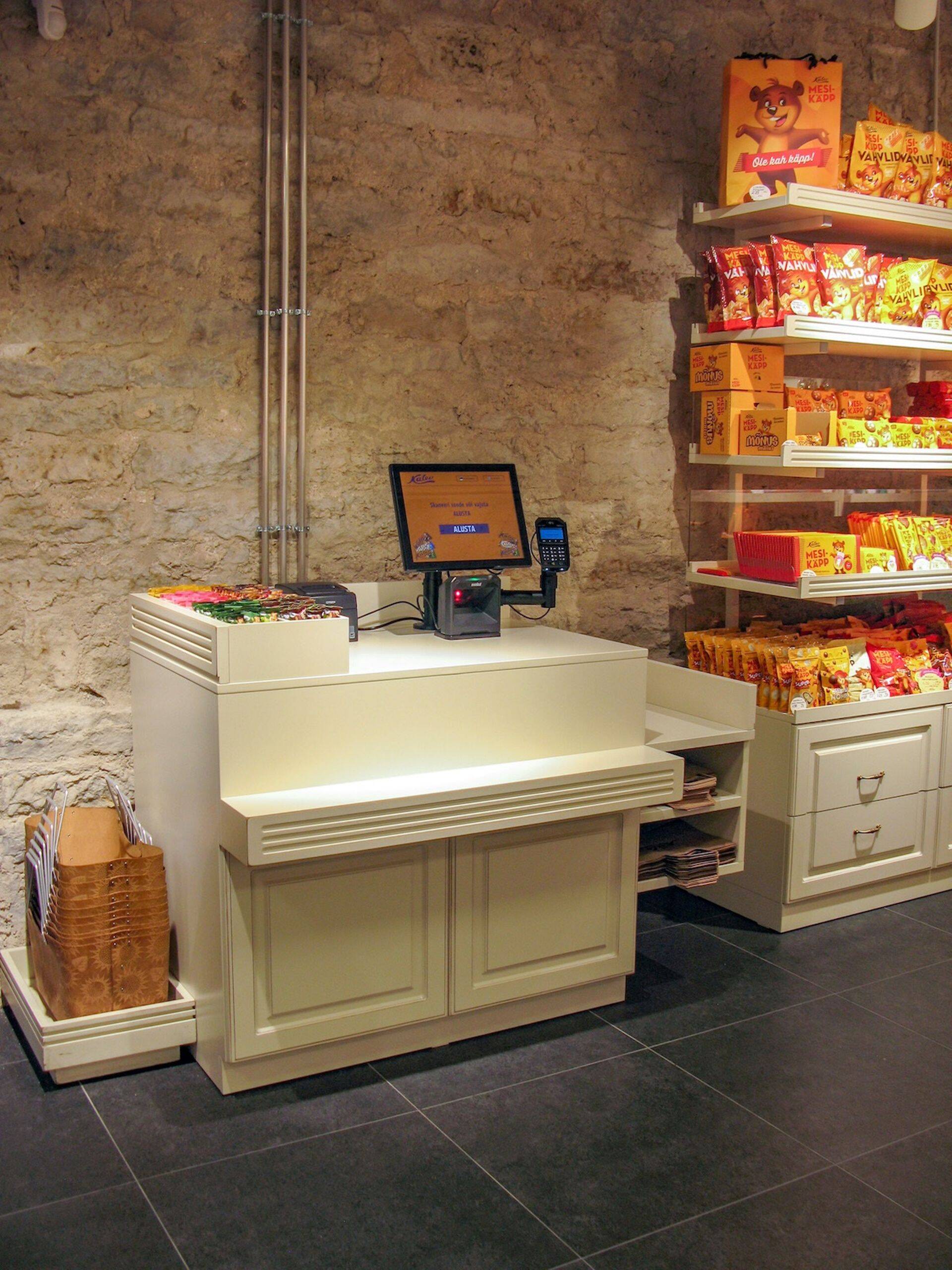 Kalevi šokolaadipoes avati esimene iseteeninduskassa.