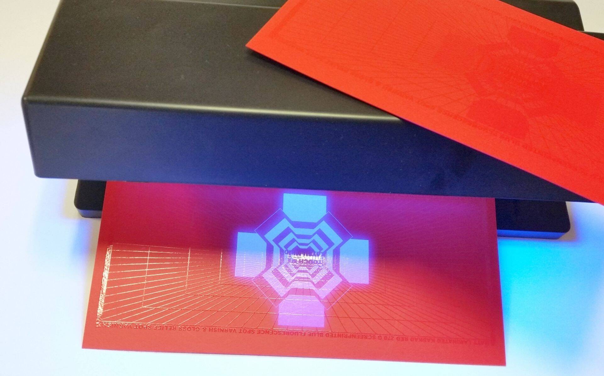 Reljeefne ja fluorestseeruv kohtlakk sinise lambi valguses ja ülemine ilma