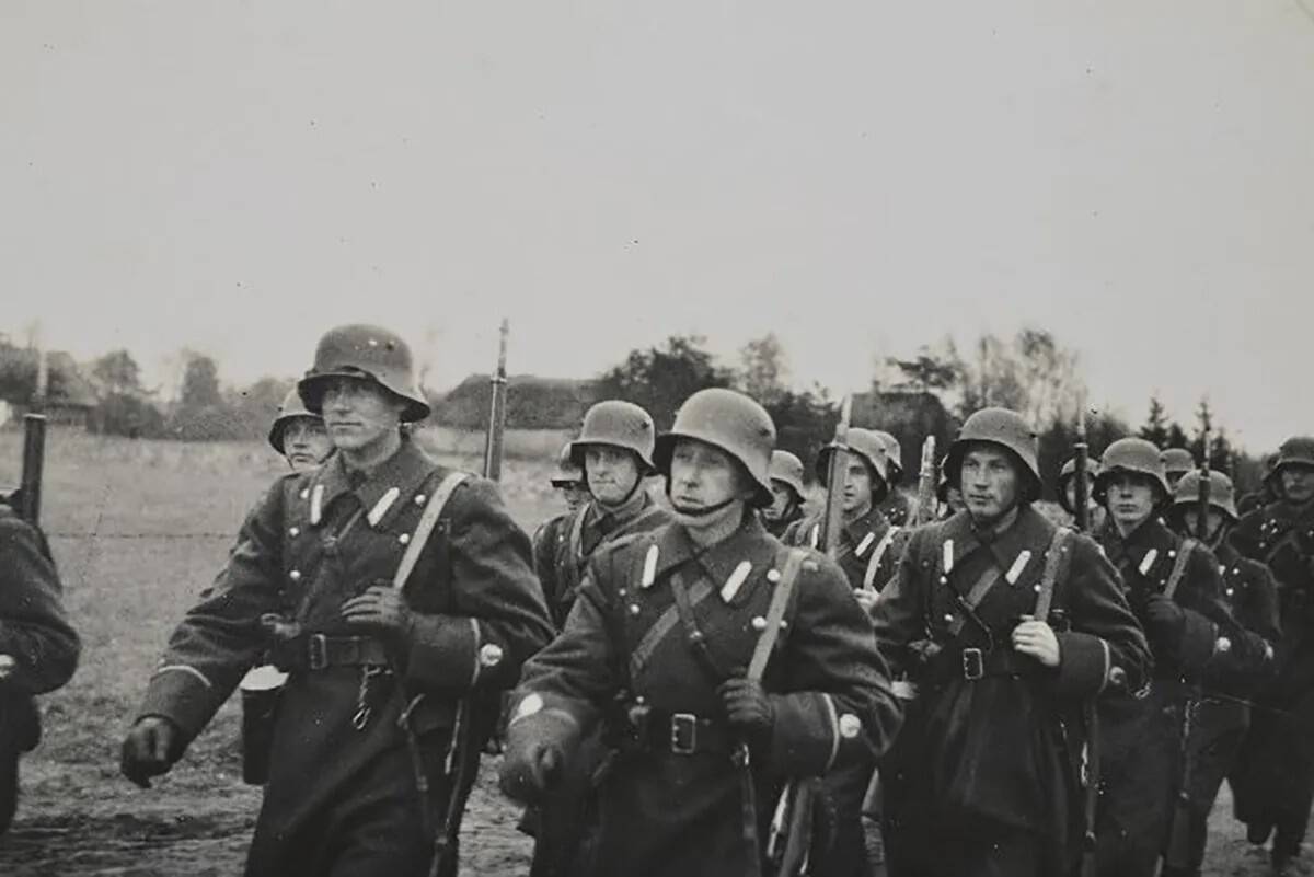 © Rahvusarhiivi Filmiarhiiv (Sõjaväe Õppeasutiste Sõjakooli jalaväe ohvitseride klassi lipnikud marssimas 1938. aastal Jägala laagrisse.)