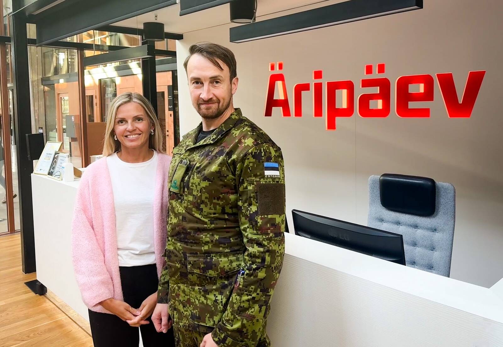 Tehnopol Startup inkubaatori juht Anne-Liisa Elbrecht ja loodava tulevikuvõime ja innovatsiooni väejuhatuse ülem major Ivo Peets.