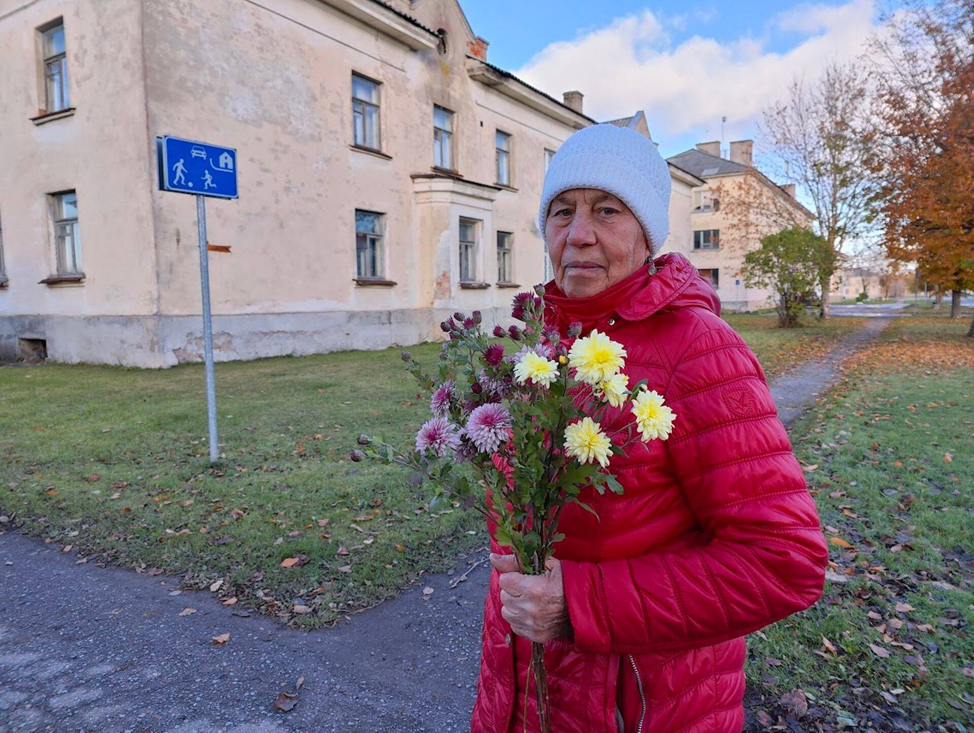 Лариса из Сомпа у своего дома, где в ее подъезде заселены только две квартиры.