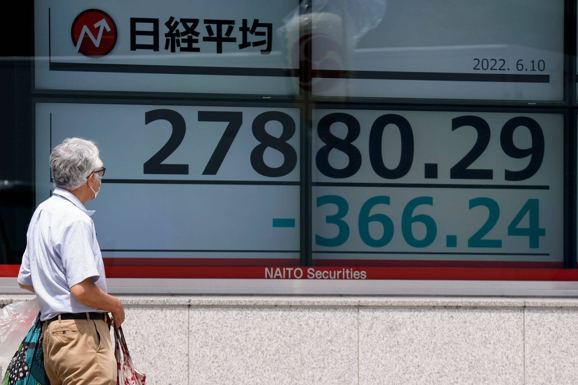 Японский индекс Nikkei в понедельник падает на 3%.