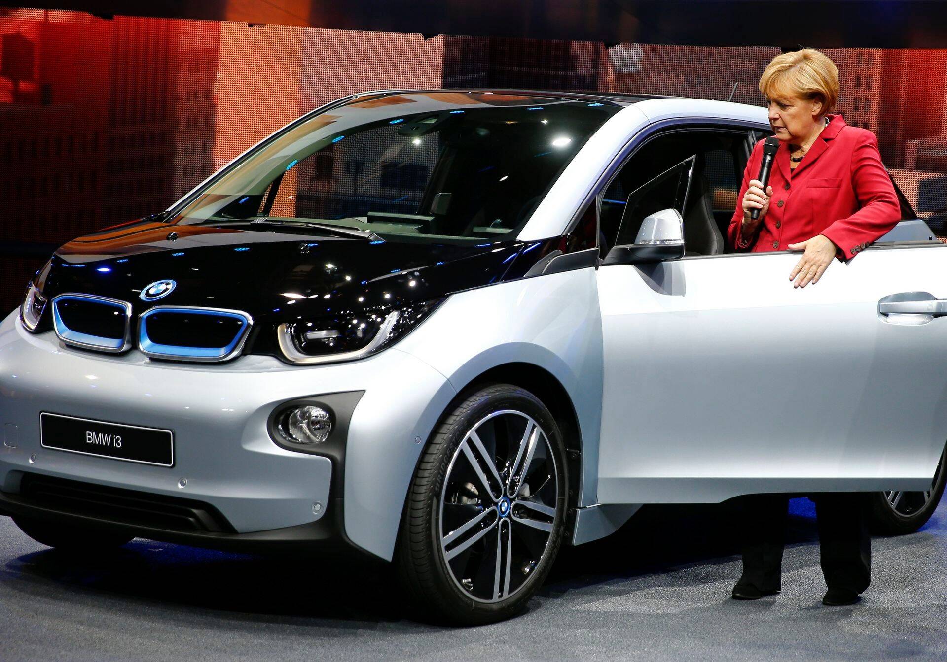 kantsler Angela Merkel turvub Frankfurdi messil elektriautoga