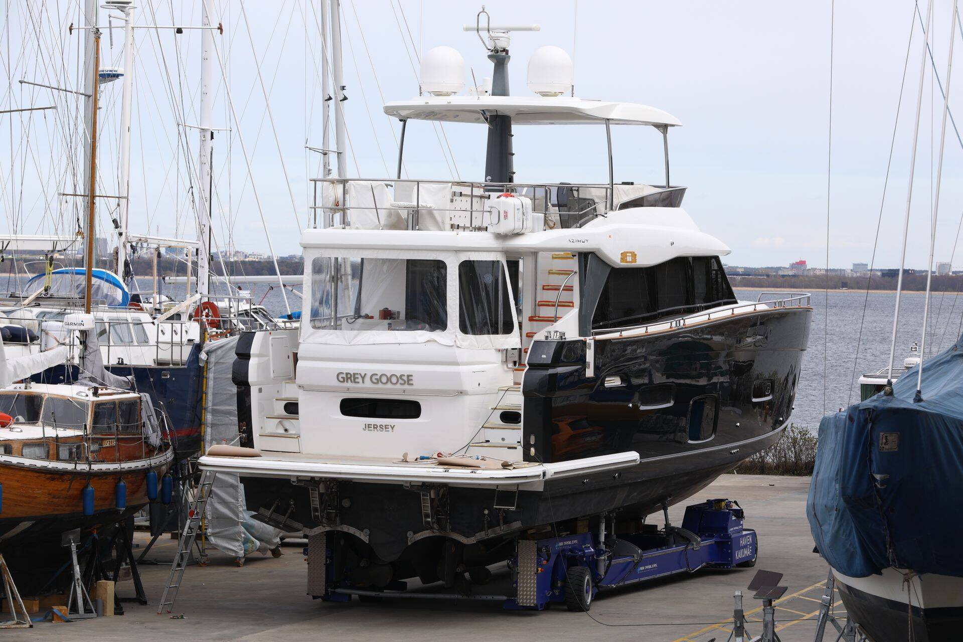 Suurbritannia lipu all sõitev 20 meetrit pikk Grey Goose on loo ilmumise ajaks jõudnud Kakumäelt Peterburi.