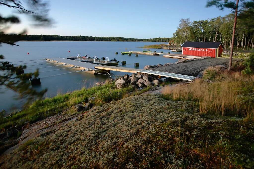 Sadamas on slipp ja 16 paadikohta. Saab tulla ka oma paadiga.