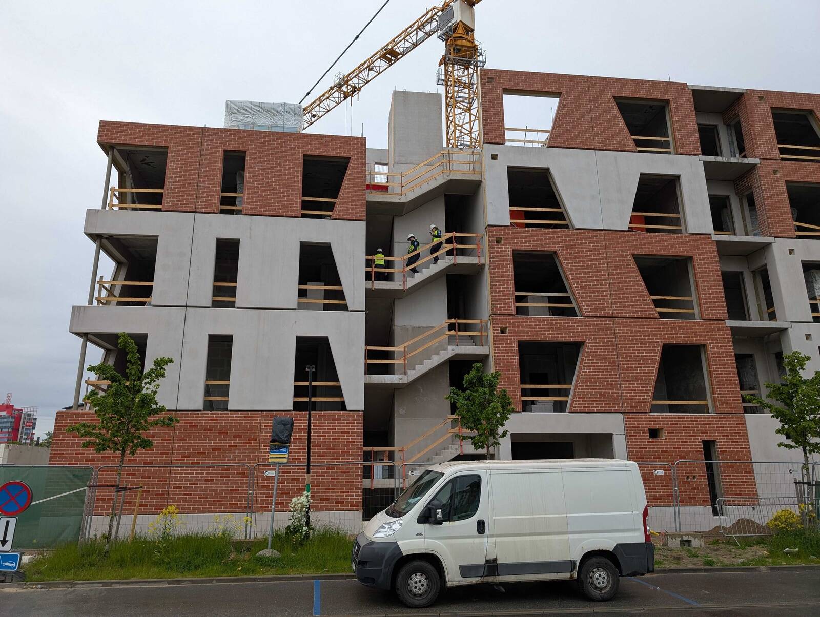 Журналист ДВ увидел полицию на стройке Merko. «Была плановая проверка строительной площадки, которую проводит Трудовая инспекция совместно с Департаментом полиции и погранохраны для выявления незарегистрированной и нелегальной рабочей силы. Все лица, работающие на строительной площадке, были зарегистрированы, и все имели законное основание для нахождения на площадке», – прокомментировала специалист по коммуникациям Merko Ehitus Eesti Кэтлин Каасик.