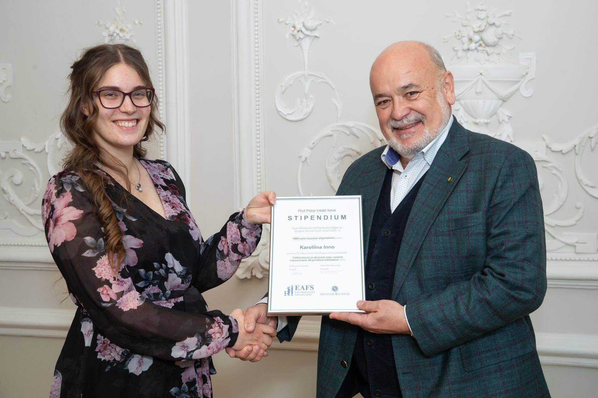 Fotol: (vasakult) Stipendiumi saanud Karolina Inno ja Gedeon Richteri Eesti filiaali juht István Bán.
