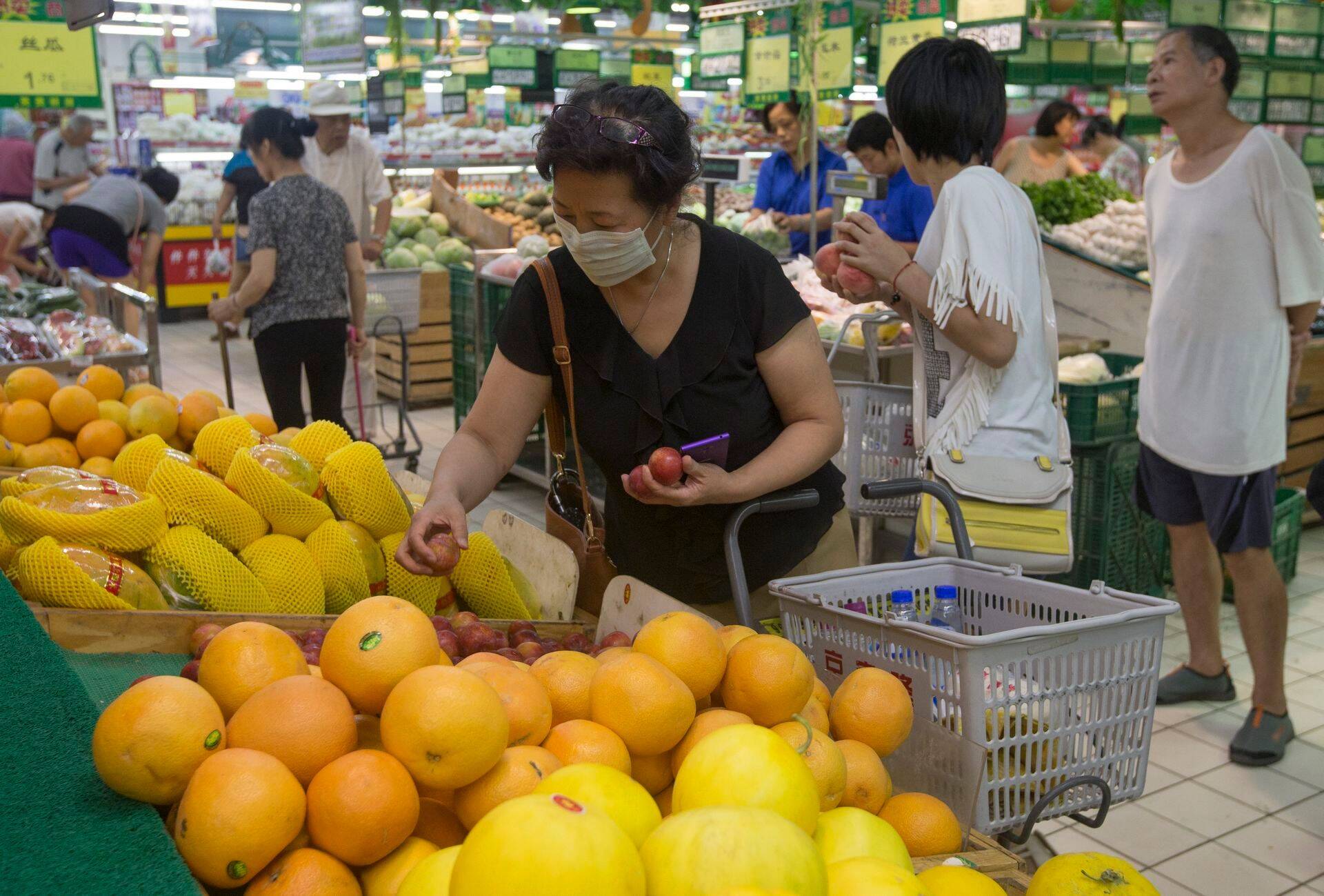 Hiina naine supermarketis.