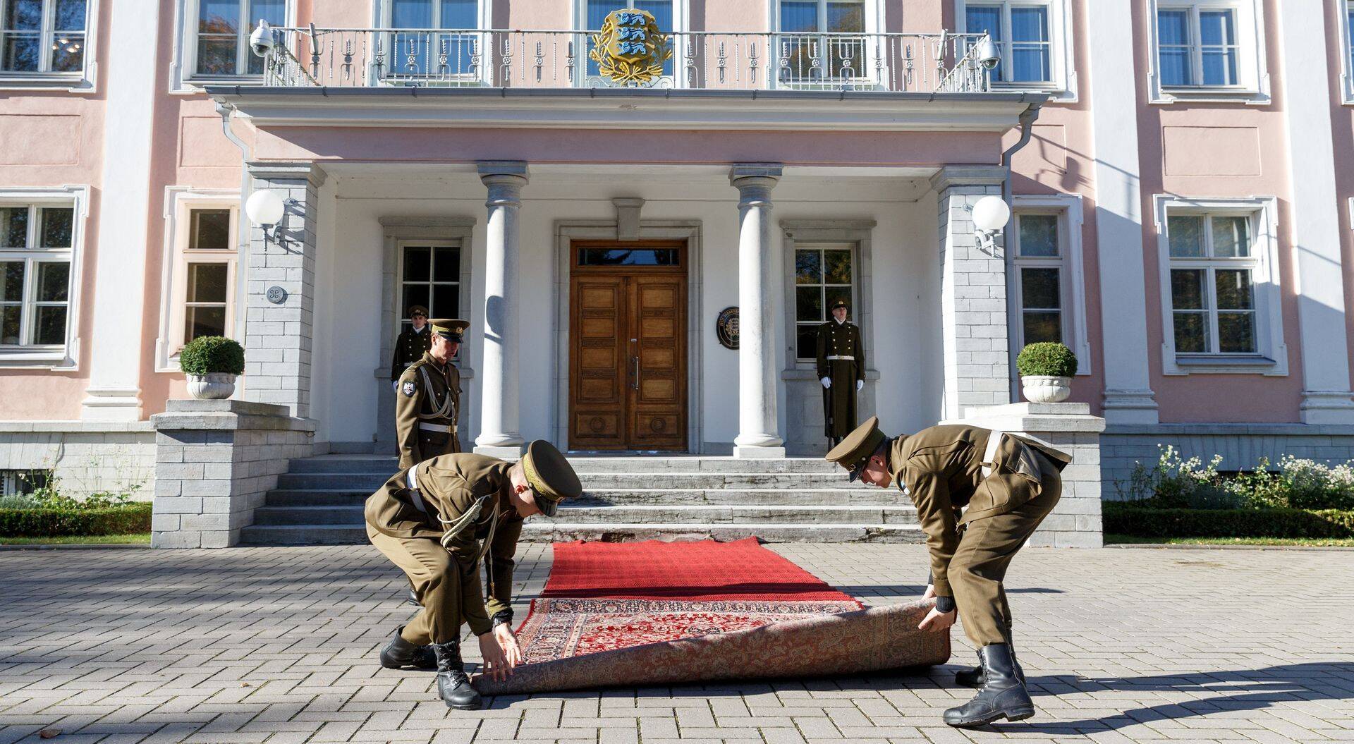 Oktoobris presidendiks valitud ja Kadrioru lossis tööle asunud Kersti Kaljulaidi meeskond tõstatas hiljuti presidendi puhkuse korra muutmise teema.
