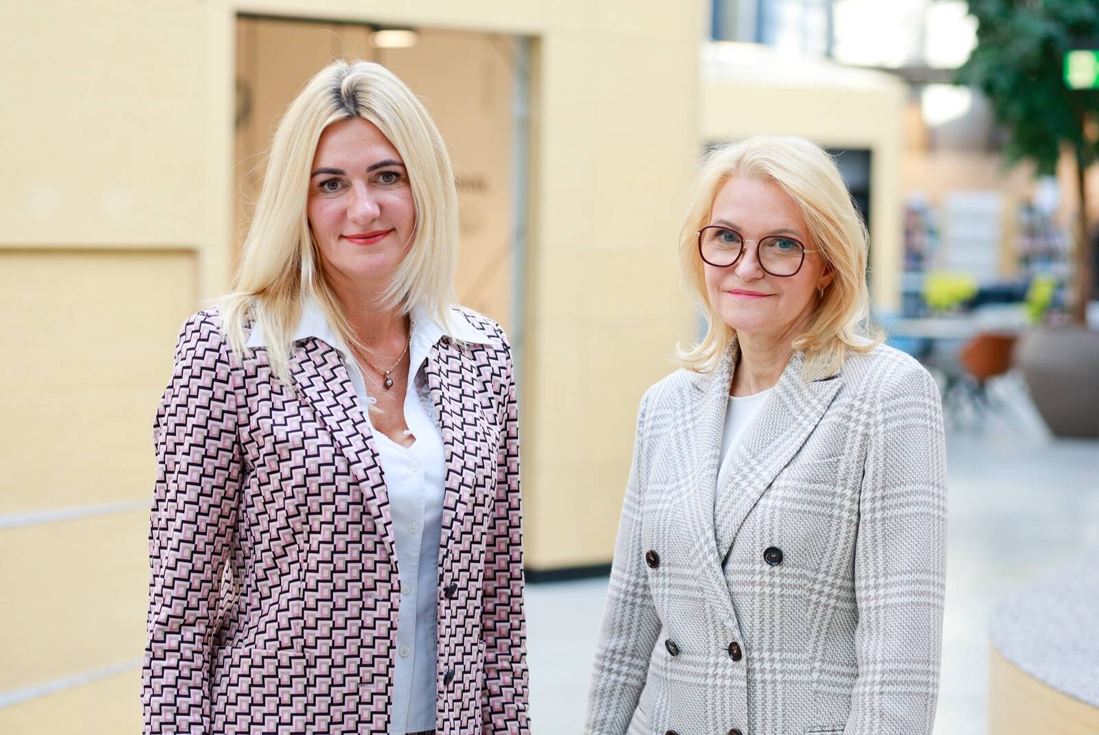 Tallinna Farmaatsiatehase juht Kadri Randveer ning Chemi-Pharmi suuromanik ja juht Ruth Oltjer.