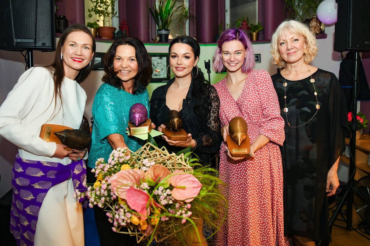 Fotol vasakult paremale Key Külaots, Juta Kuhlberg, Susanna Peters, Eliisa Ladva ja LMK juht Külli Hansen