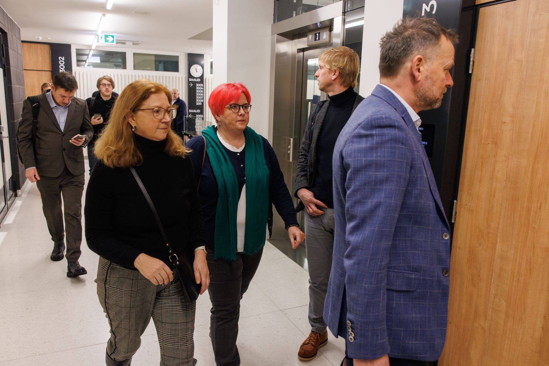 Eurora Solutionsi juhatuse liige Kaie Hansson (fotol keskel) tuli täna ettevõtte esimesele võlausaldajate koosolekule. Edasistel koosolekutel tuleb otsustada tehnoloogia müük.