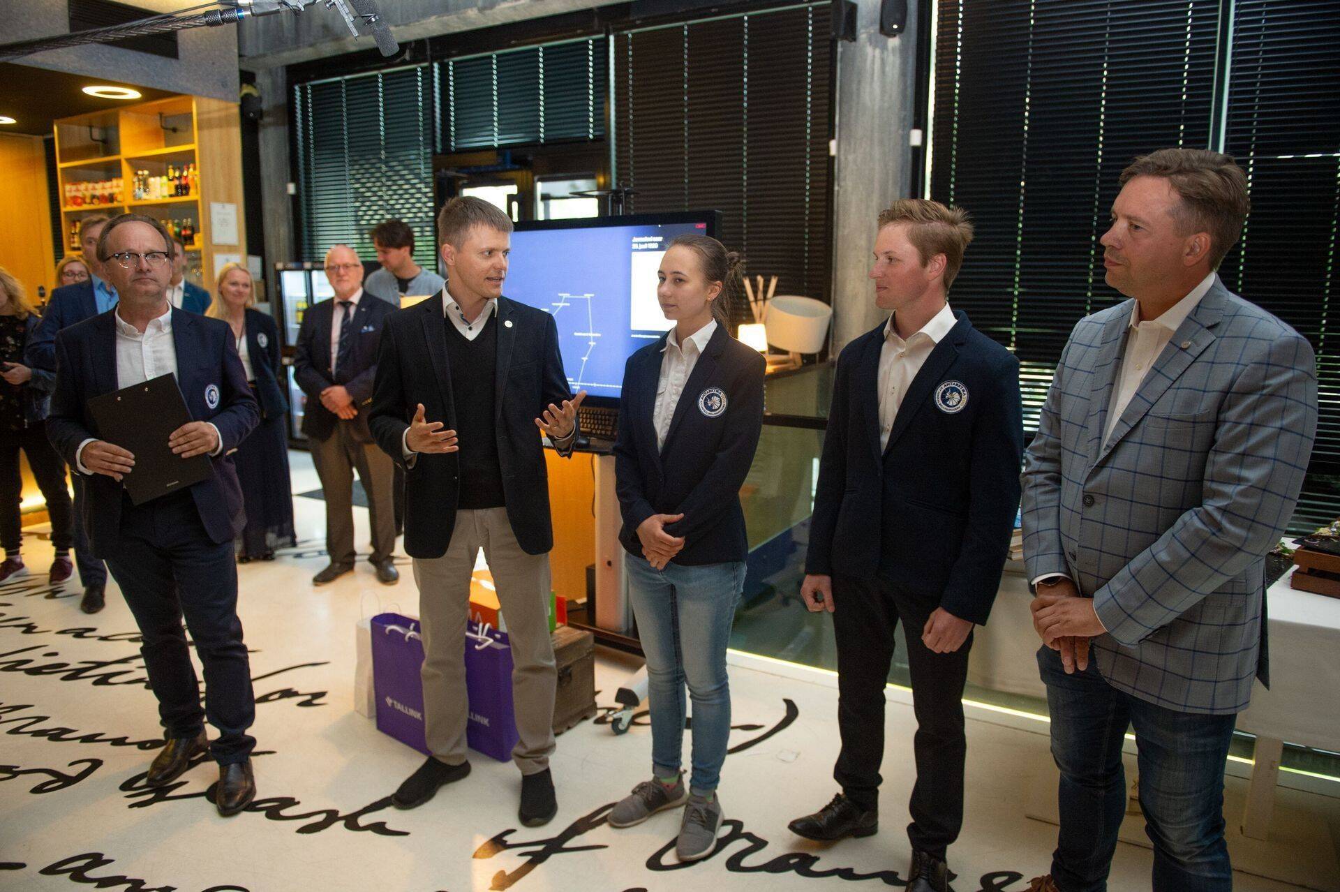 Telia kanalisse jõudva eestlaste Antarktika-ekspeditsiooni juht Tiit Pruuli, Telia Eesti juhatuse liige Holger Haljand, saatesarja juhid Karolina Vaino ja Julius Tarand ning telesarja produtsent Kaupo Karelson sarja esitlusel tänavu kevadel.
