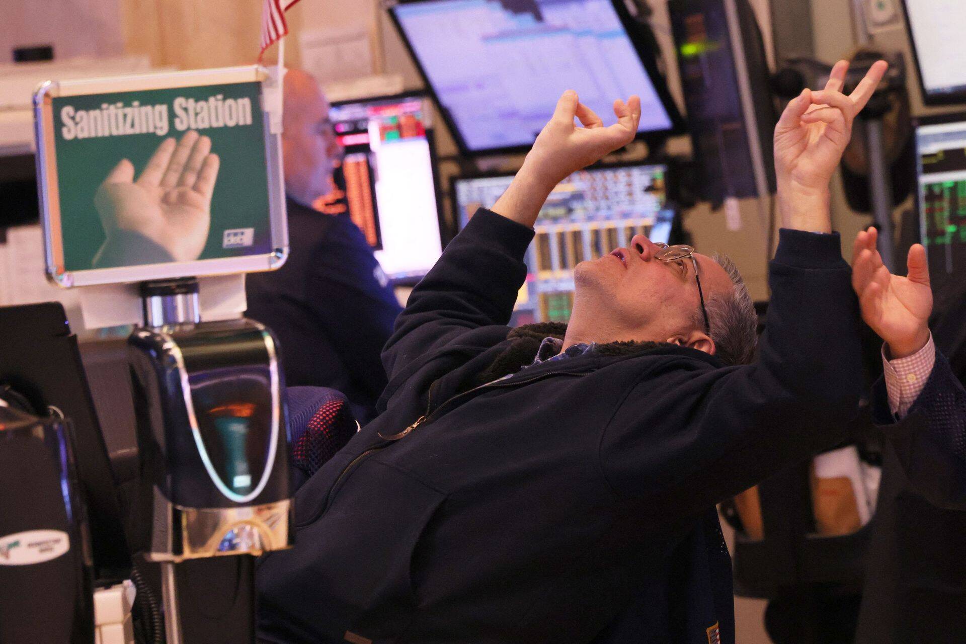 Ņujorkas biržas cenosņa reakcija brīdī, kad Dow Jones Industrial Average akciju indekss pirmo reizi pārsniedz 38 tūkst. punktu atzīmi.
