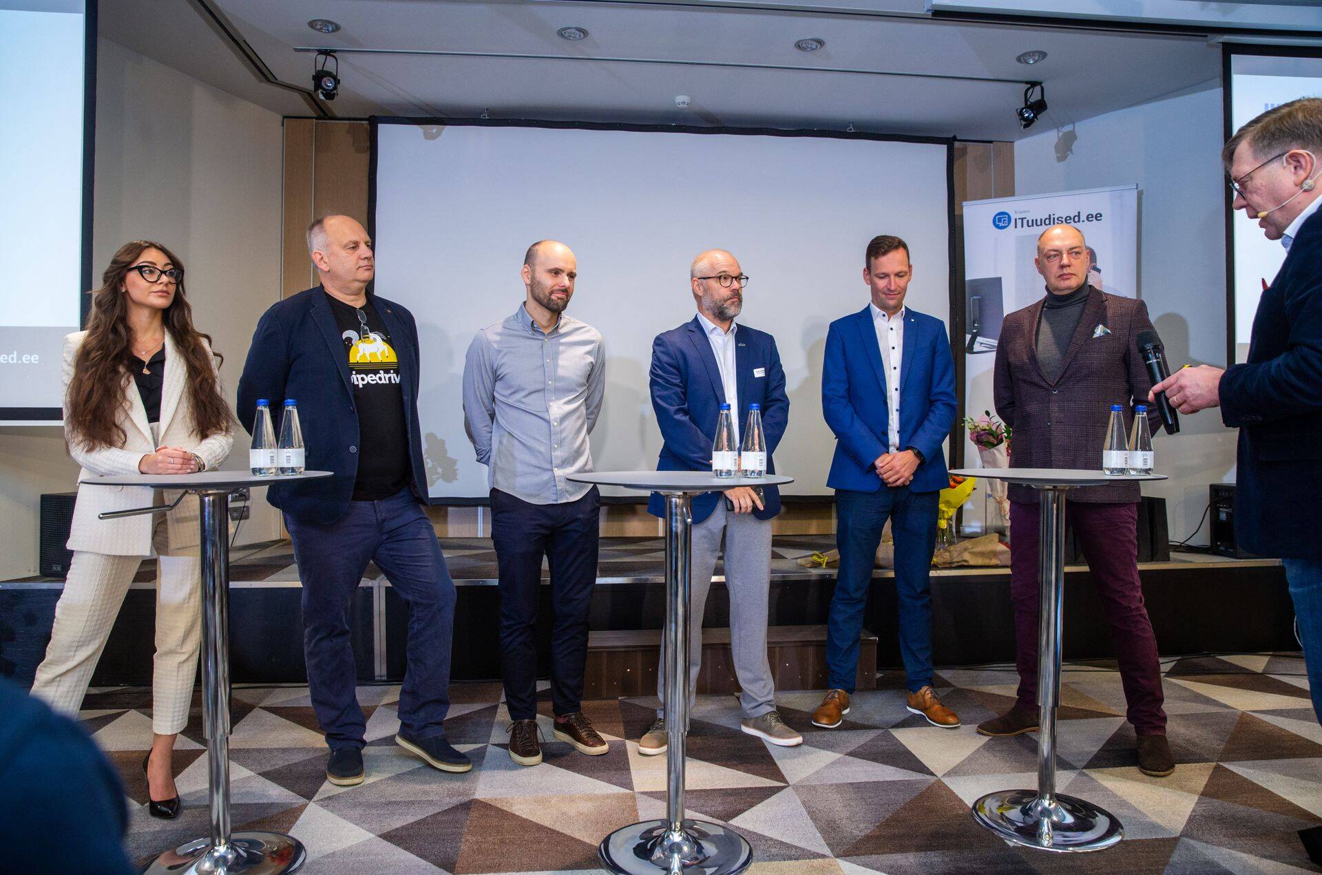 IKT aastakonverentsil 2021 autasustati ka edukamaid ettevõtteid, fotol vasakult Elena Kuzmina (ITM Trade), Martti Kuldma (Pipedrive), Siim Viidu (Twilio), Sami Seppänen (Elisa), Kaur Virunurm (Dexatel), Linnar Viik (Mobi Solutions). Paremal ürituse moderaator Hando Sinisalu.